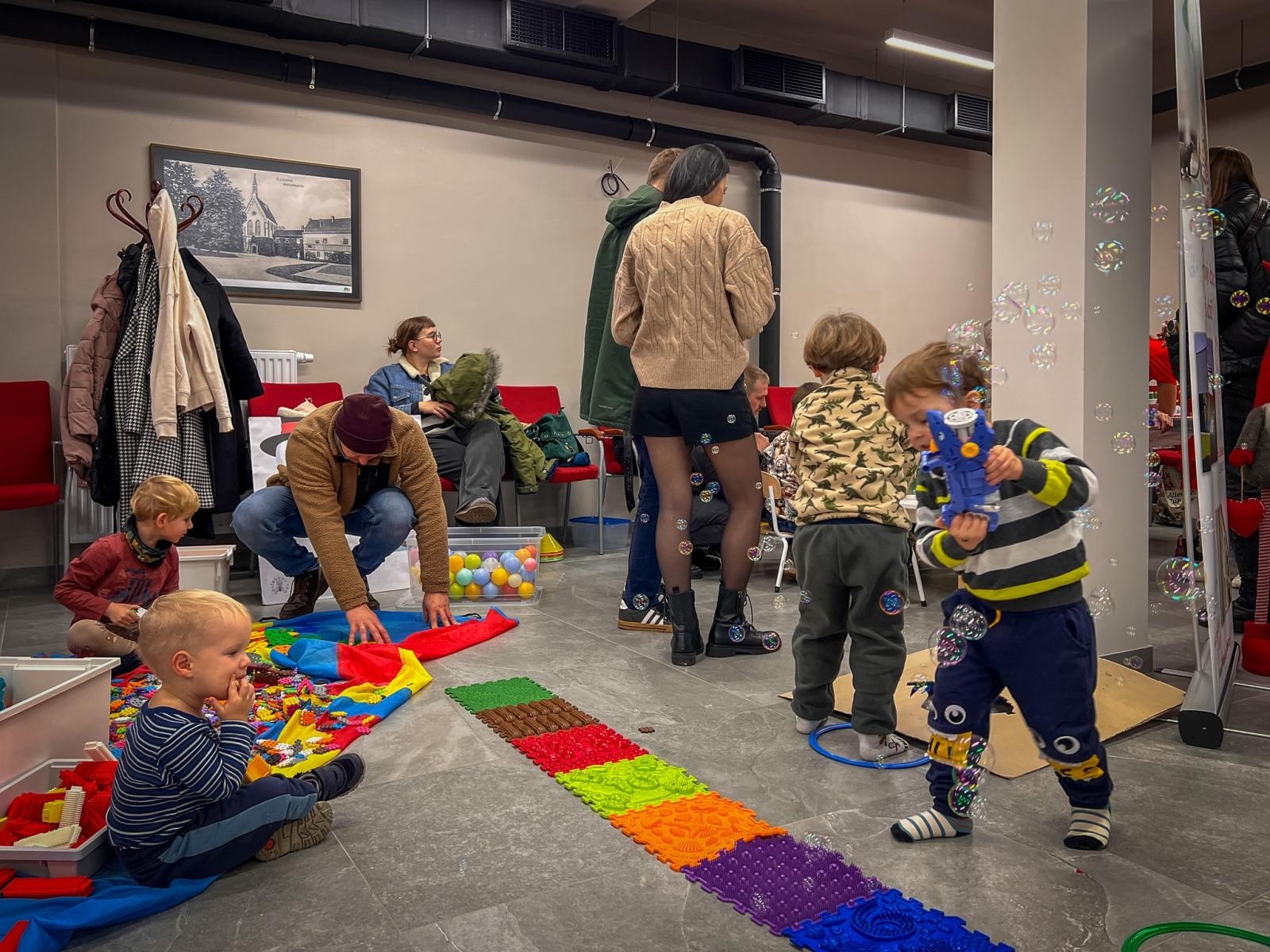 Zdjęcie w galerii na portalu naszraciborz.pl: Zamek w Raciborzu zamienił się w dziecięcą krainę. Za tydzień muzyczna karuzela i wystawa z Lego wiadomości z regionu