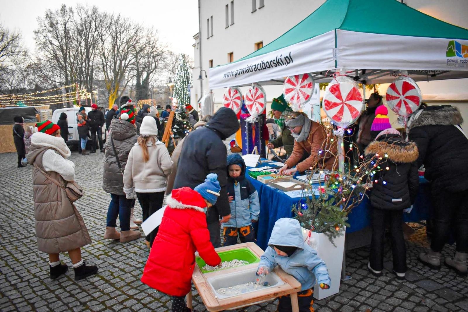 Zdjęcie w galerii na portalu naszraciborz.pl: Zamek w Raciborzu zamienił się w dziecięcą krainę. Za tydzień muzyczna karuzela i wystawa z Lego wiadomości z regionu