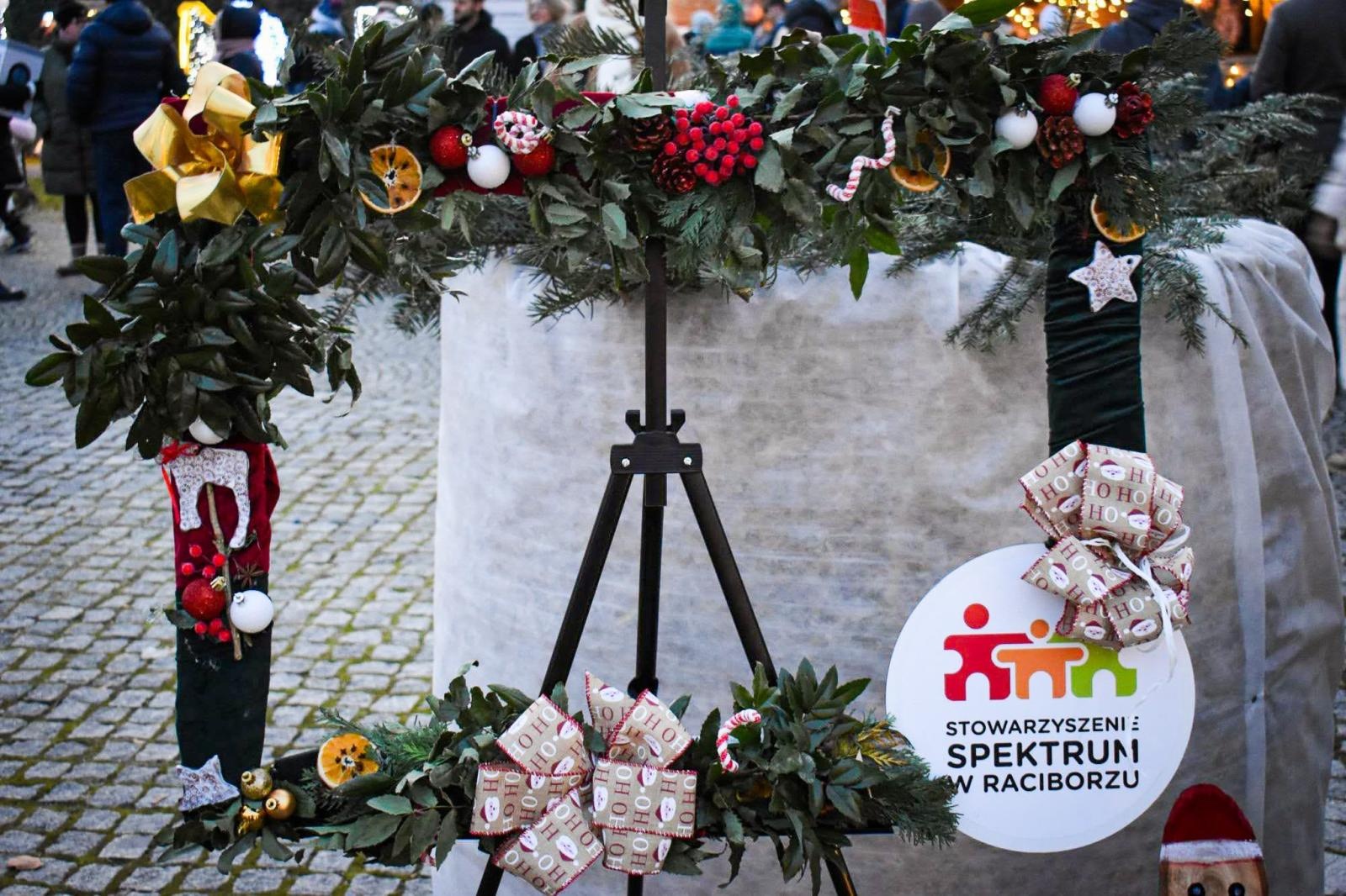 Zdjęcie w galerii na portalu naszraciborz.pl: Zamek w Raciborzu zamienił się w dziecięcą krainę. Za tydzień muzyczna karuzela i wystawa z Lego wiadomości z regionu