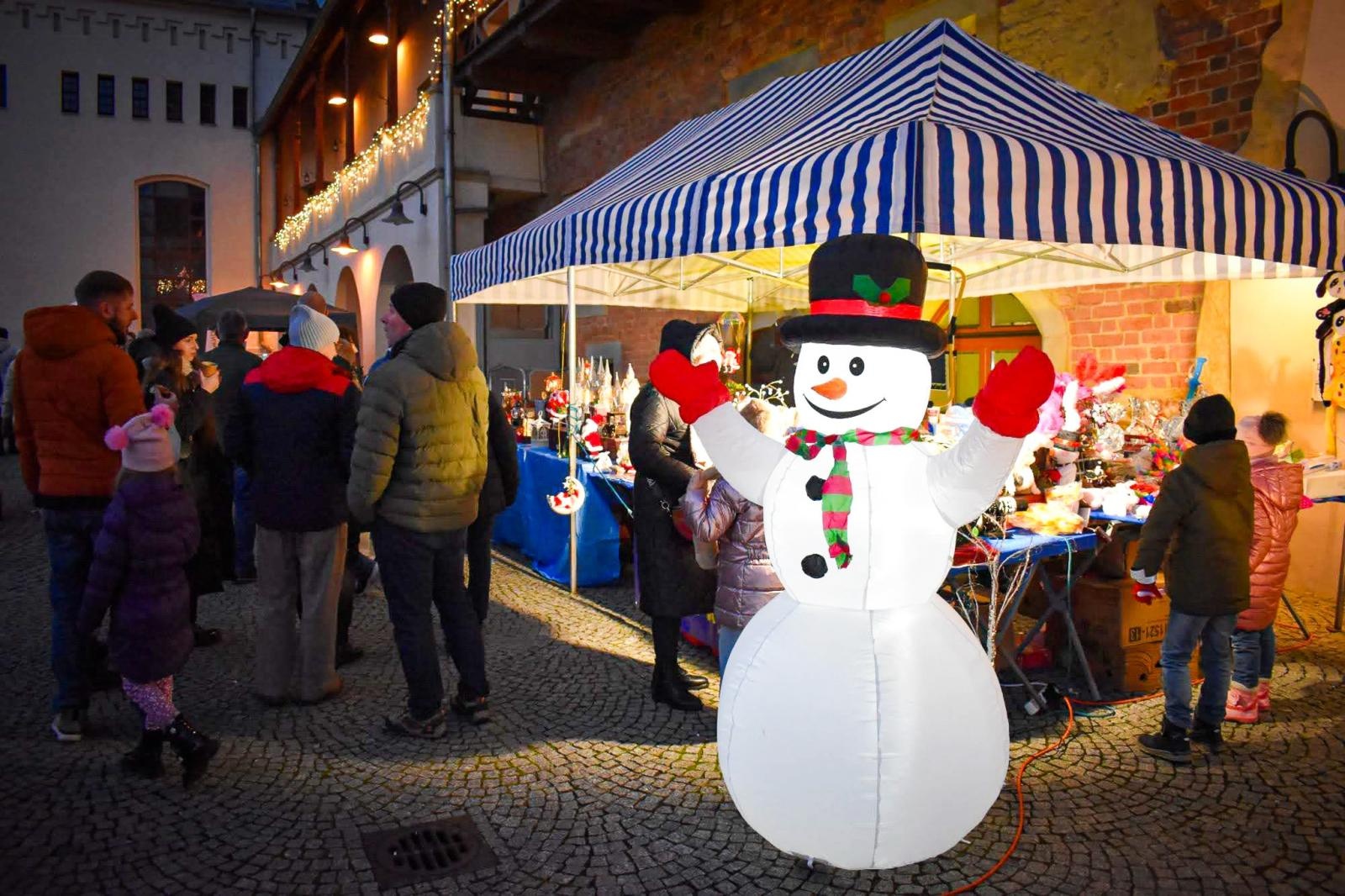 Zdjęcie w galerii na portalu naszraciborz.pl: Zamek w Raciborzu zamienił się w dziecięcą krainę. Za tydzień muzyczna karuzela i wystawa z Lego wiadomości z regionu