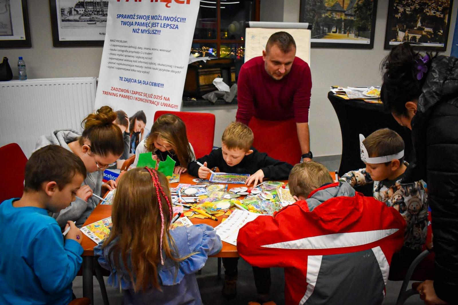 Zdjęcie w galerii na portalu naszraciborz.pl: Zamek w Raciborzu zamienił się w dziecięcą krainę. Za tydzień muzyczna karuzela i wystawa z Lego wiadomości z regionu