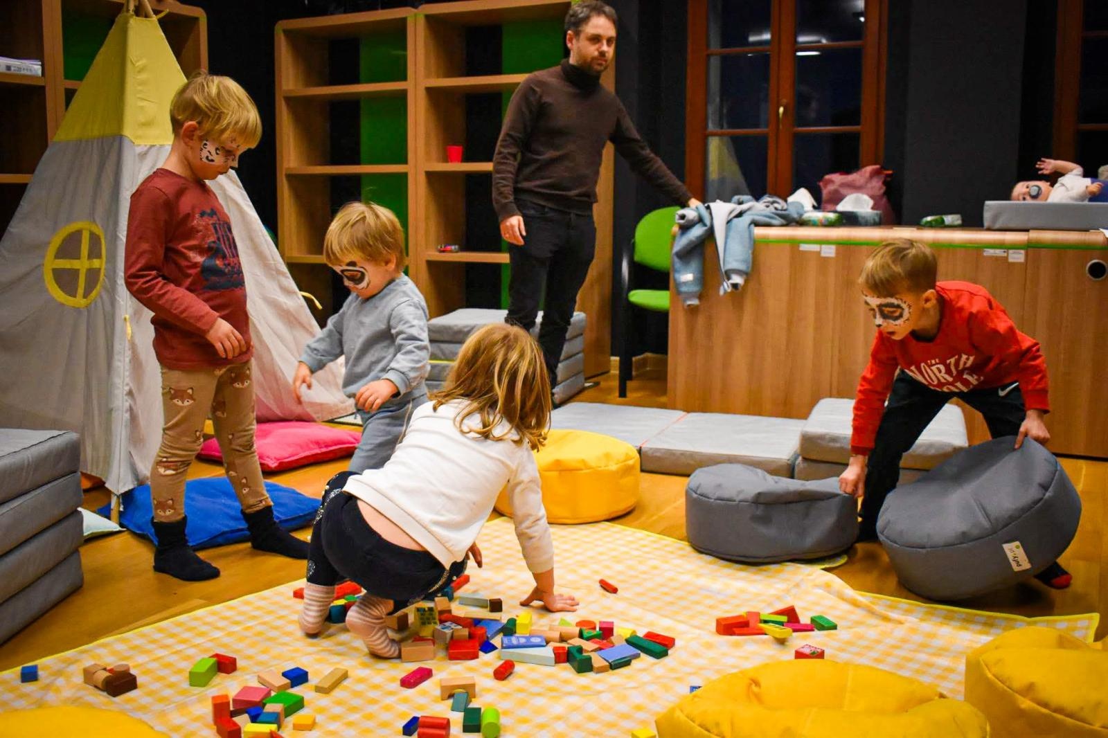 Zdjęcie w galerii na portalu naszraciborz.pl: Zamek w Raciborzu zamienił się w dziecięcą krainę. Za tydzień muzyczna karuzela i wystawa z Lego wiadomości z regionu