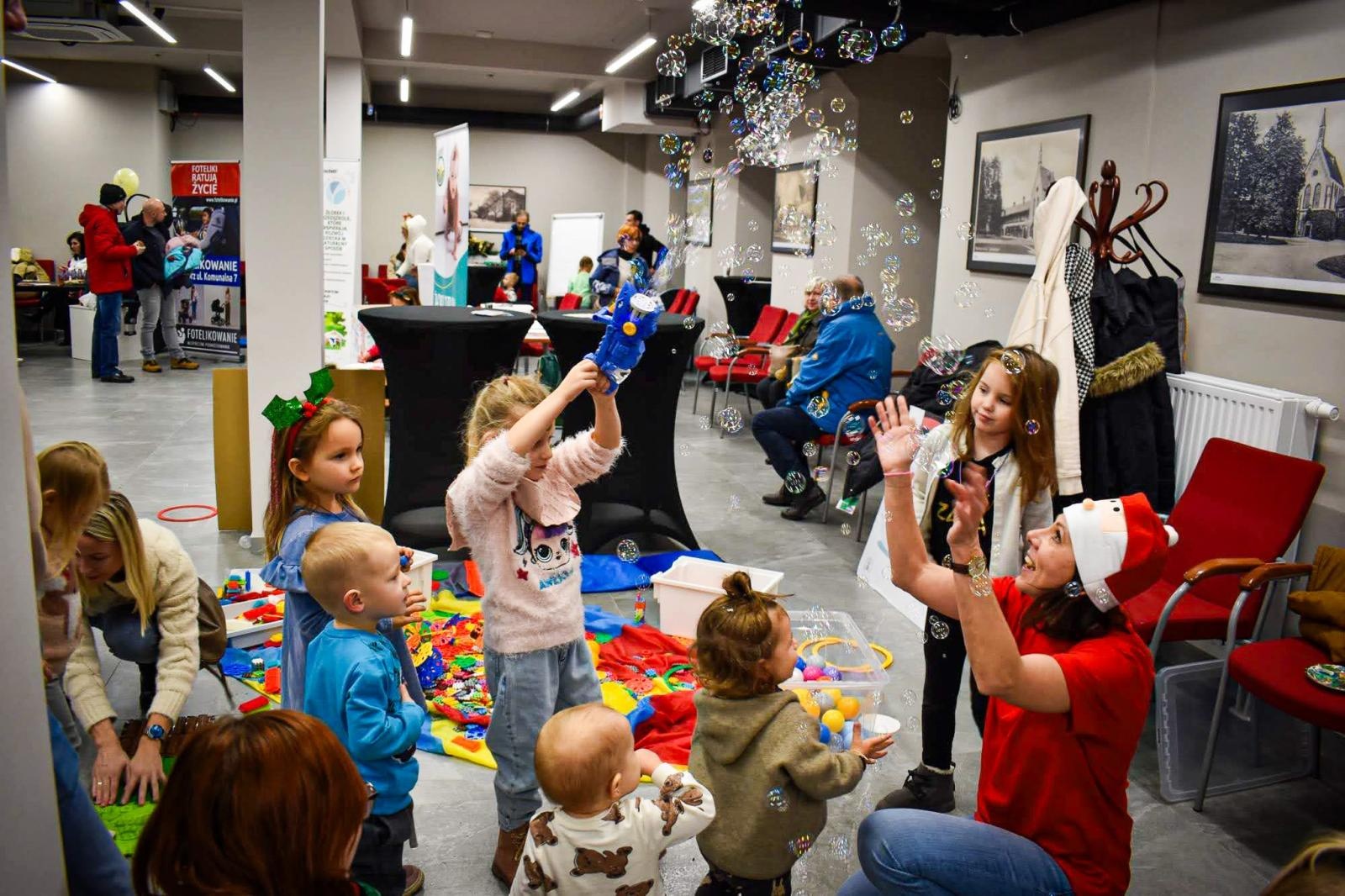 Zdjęcie w galerii na portalu naszraciborz.pl: Zamek w Raciborzu zamienił się w dziecięcą krainę. Za tydzień muzyczna karuzela i wystawa z Lego wiadomości z regionu