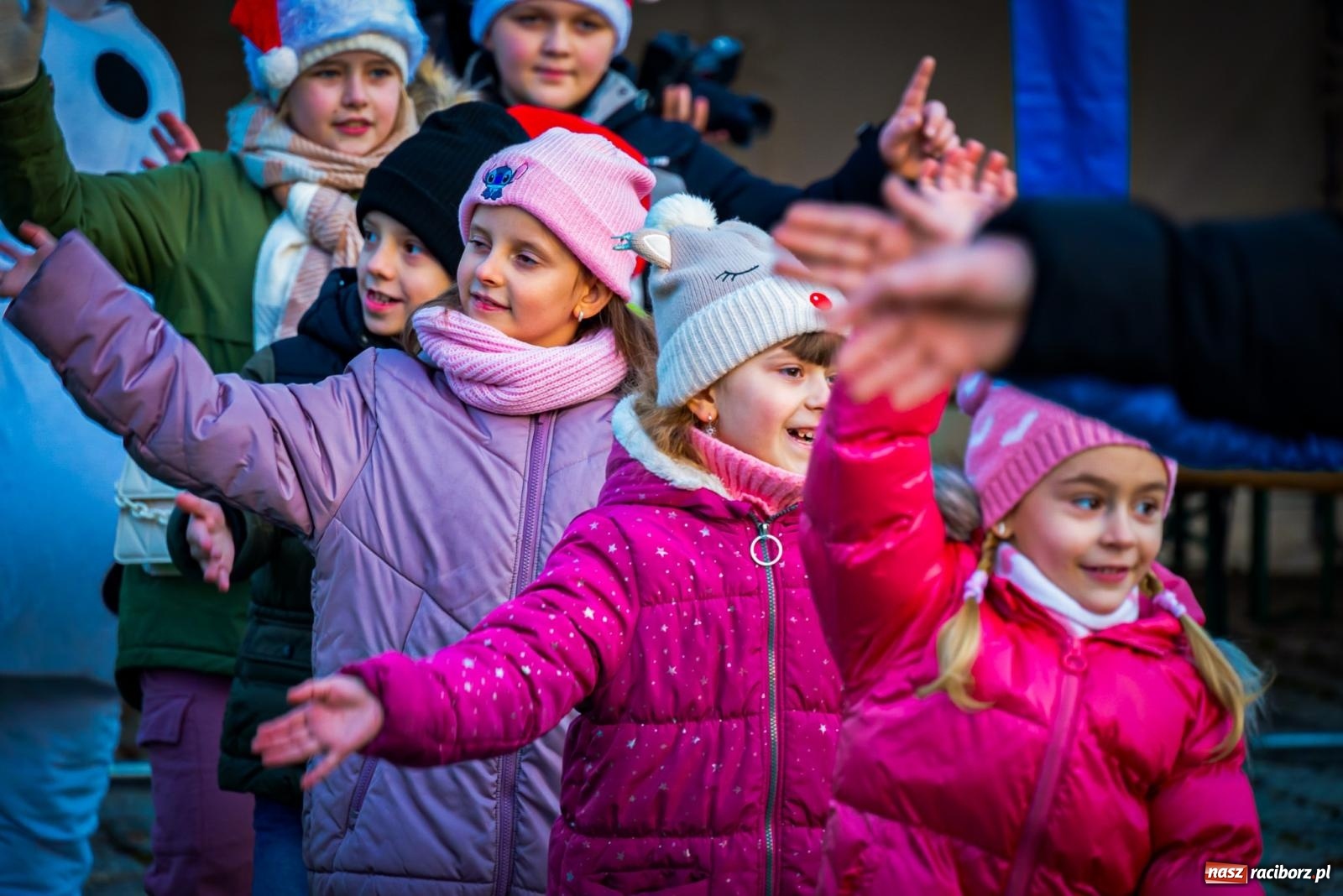 Zdjęcie w galerii na portalu naszraciborz.pl: W Krzanowicach uroczyście rozświetlono choinkę [FOTO i WIDEO] wiadomości z regionu