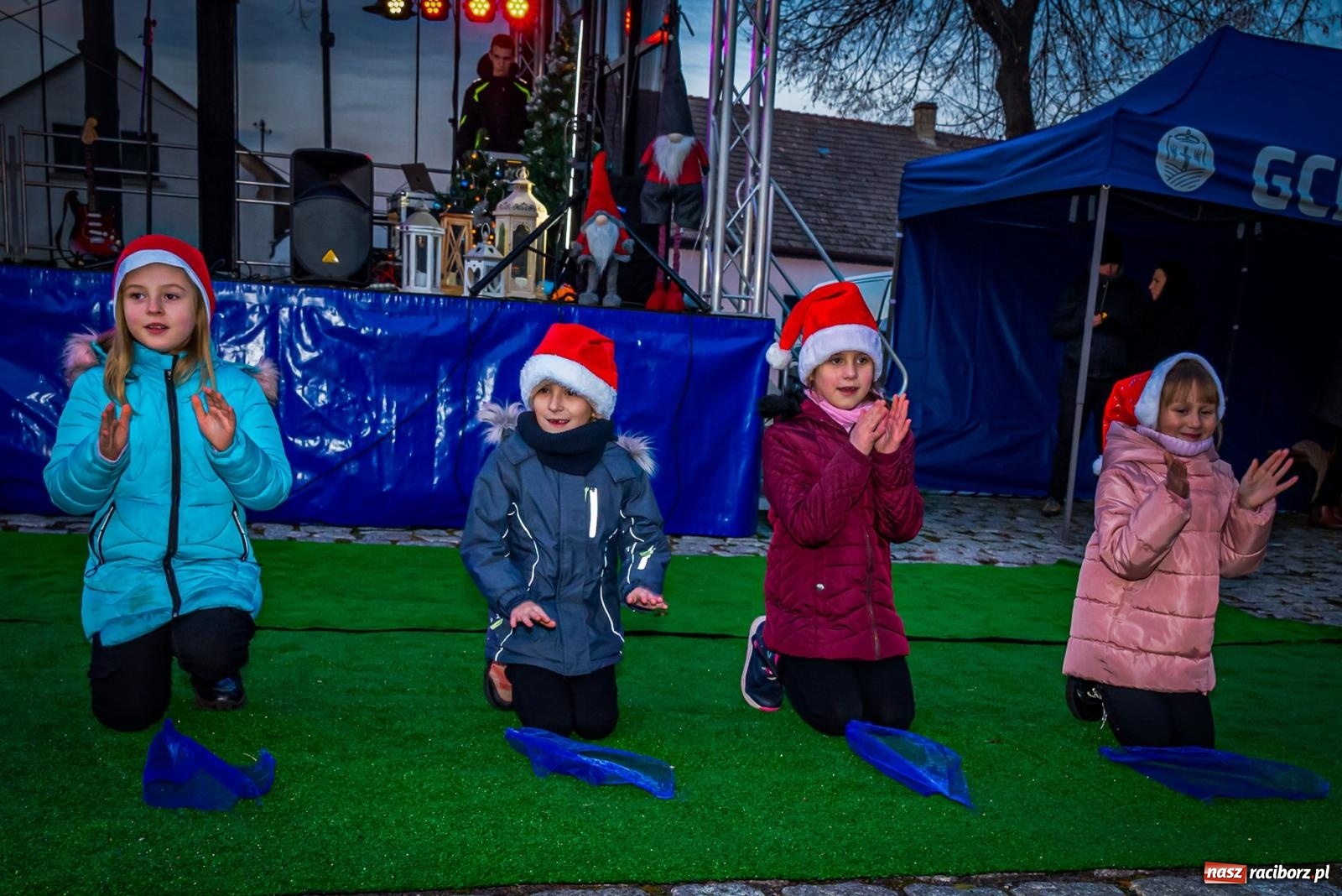 Zdjęcie w galerii na portalu naszraciborz.pl: W Krzanowicach uroczyście rozświetlono choinkę [FOTO i WIDEO] wiadomości z regionu