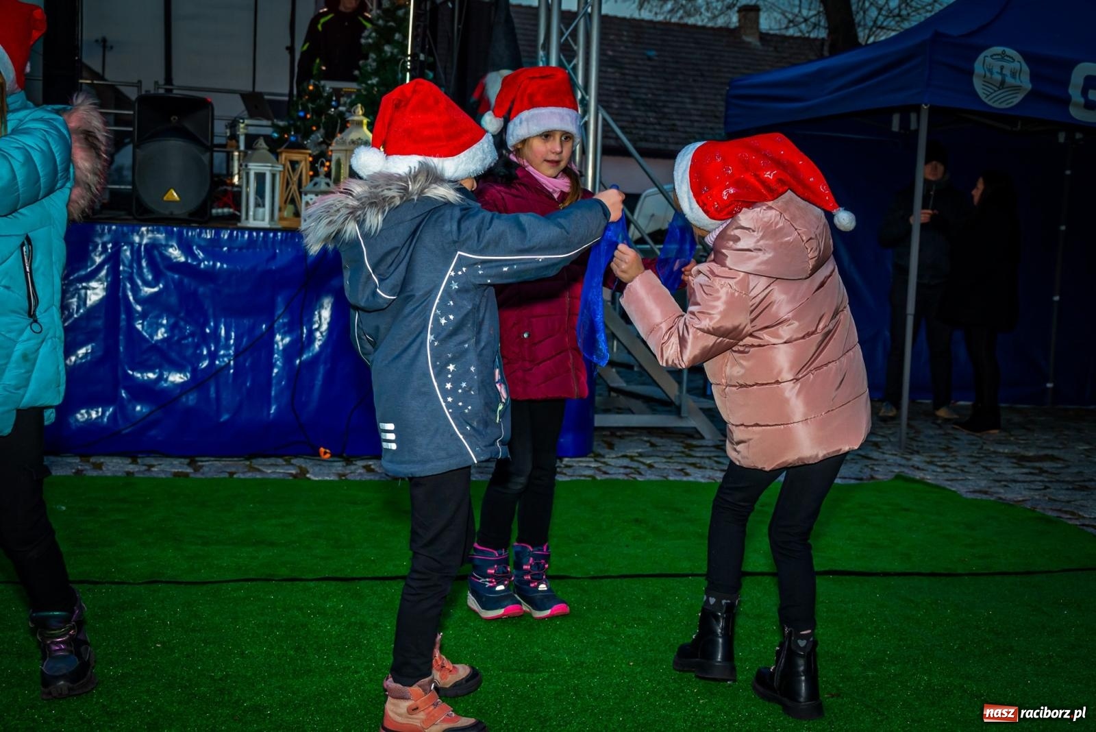 Zdjęcie w galerii na portalu naszraciborz.pl: W Krzanowicach uroczyście rozświetlono choinkę [FOTO i WIDEO] wiadomości z regionu