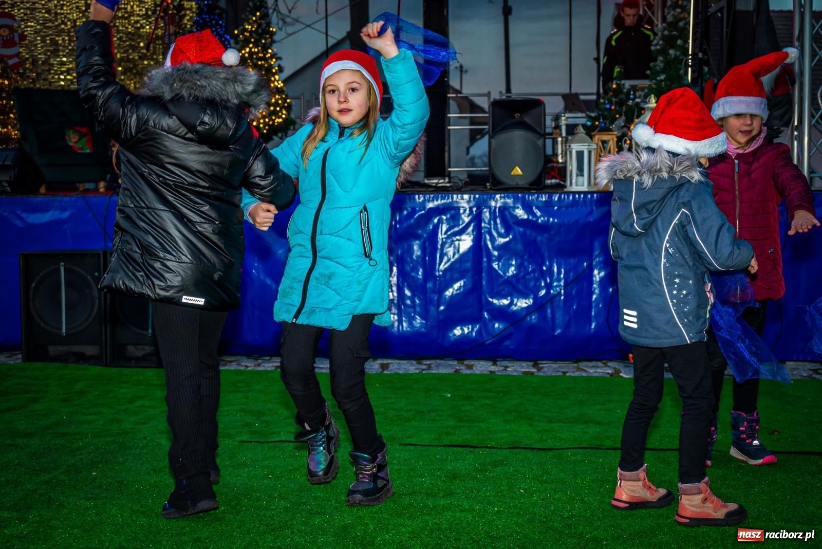 Zdjęcie w galerii na portalu naszraciborz.pl: W Krzanowicach uroczyście rozświetlono choinkę [FOTO i WIDEO] wiadomości z regionu