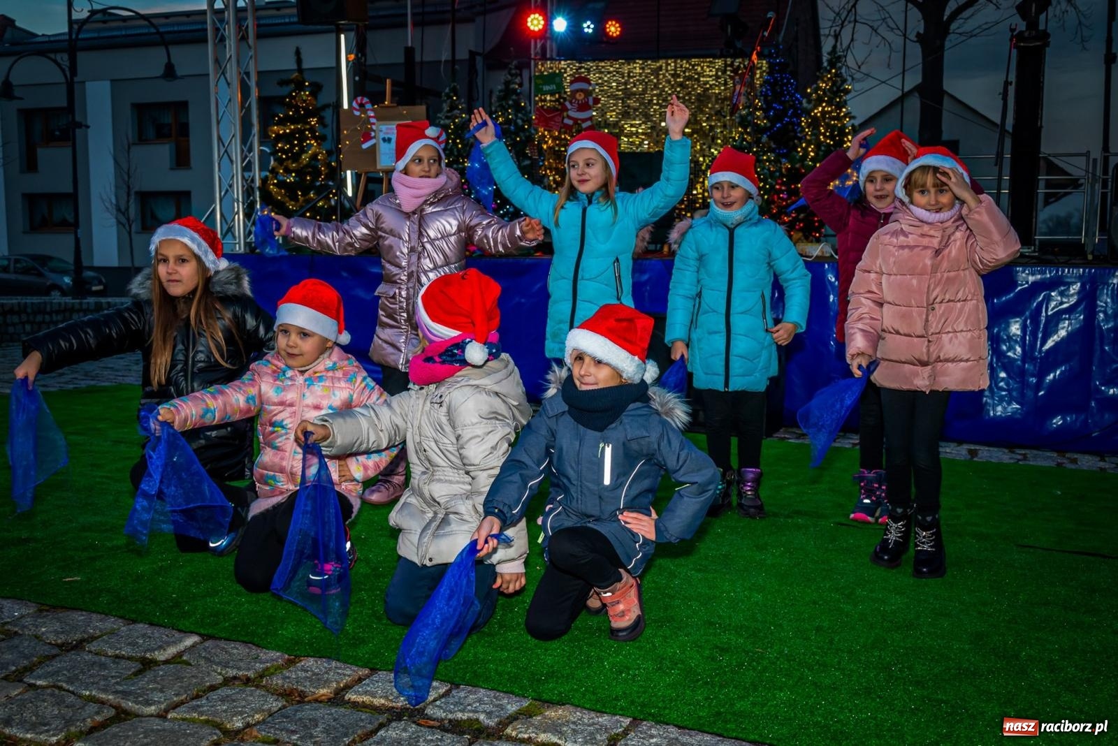 Zdjęcie w galerii na portalu naszraciborz.pl: W Krzanowicach uroczyście rozświetlono choinkę [FOTO i WIDEO] wiadomości z regionu
