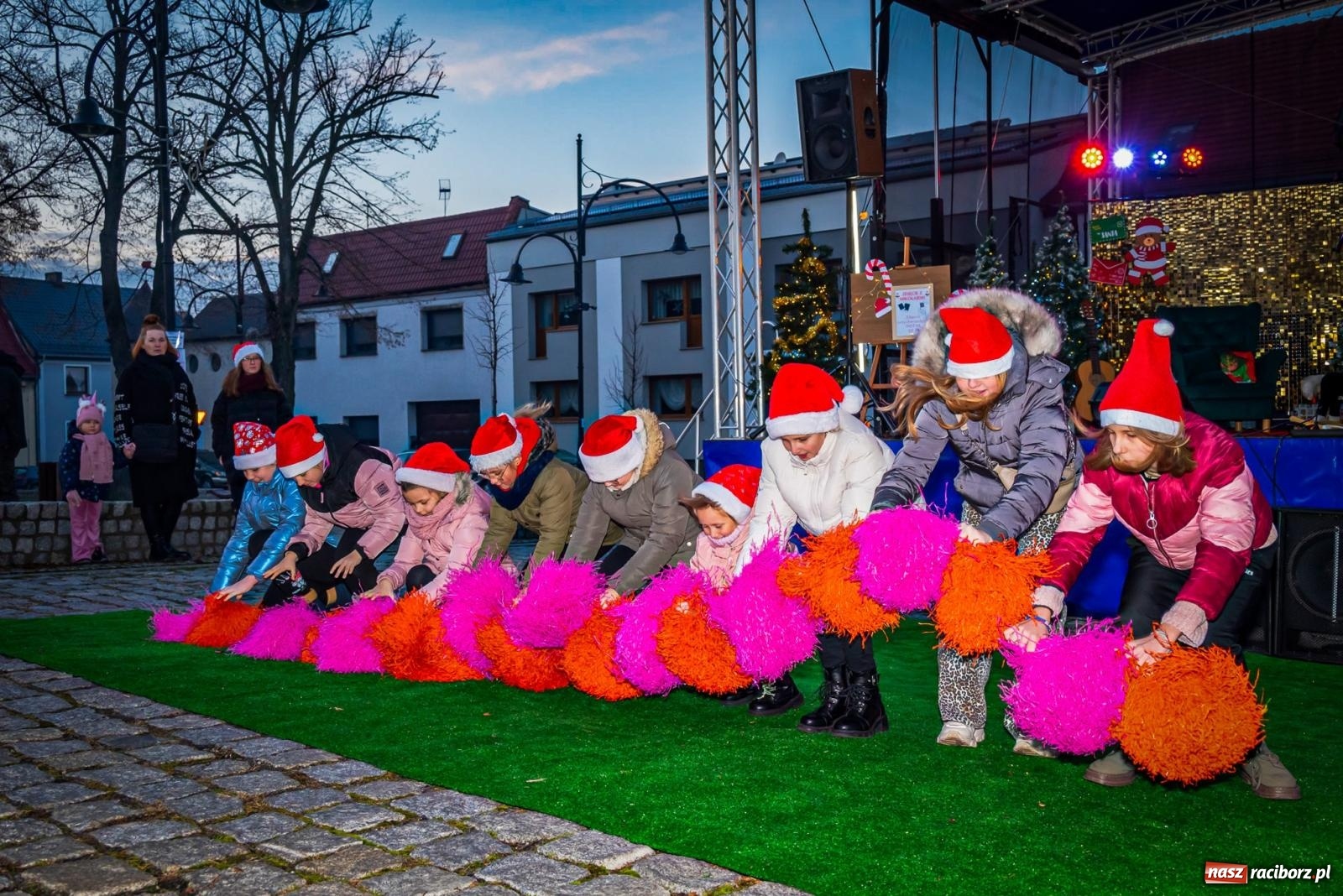 Zdjęcie w galerii na portalu naszraciborz.pl: W Krzanowicach uroczyście rozświetlono choinkę [FOTO i WIDEO] wiadomości z regionu