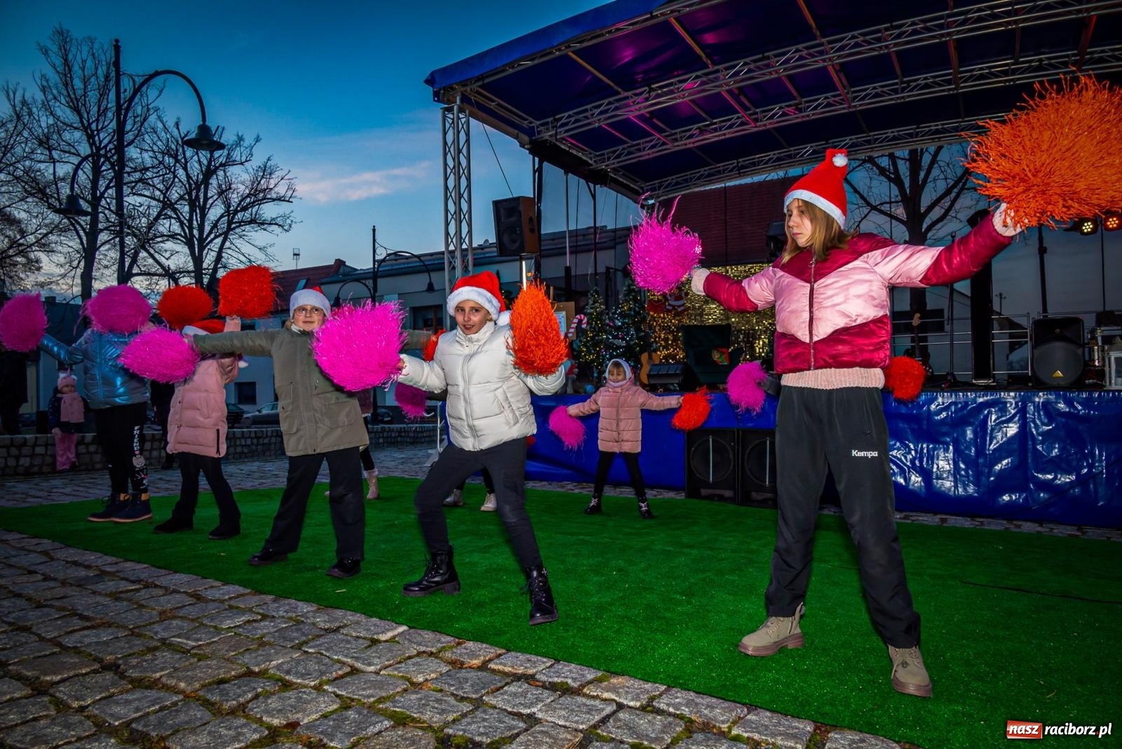 Zdjęcie w galerii na portalu naszraciborz.pl: W Krzanowicach uroczyście rozświetlono choinkę [FOTO i WIDEO] wiadomości z regionu