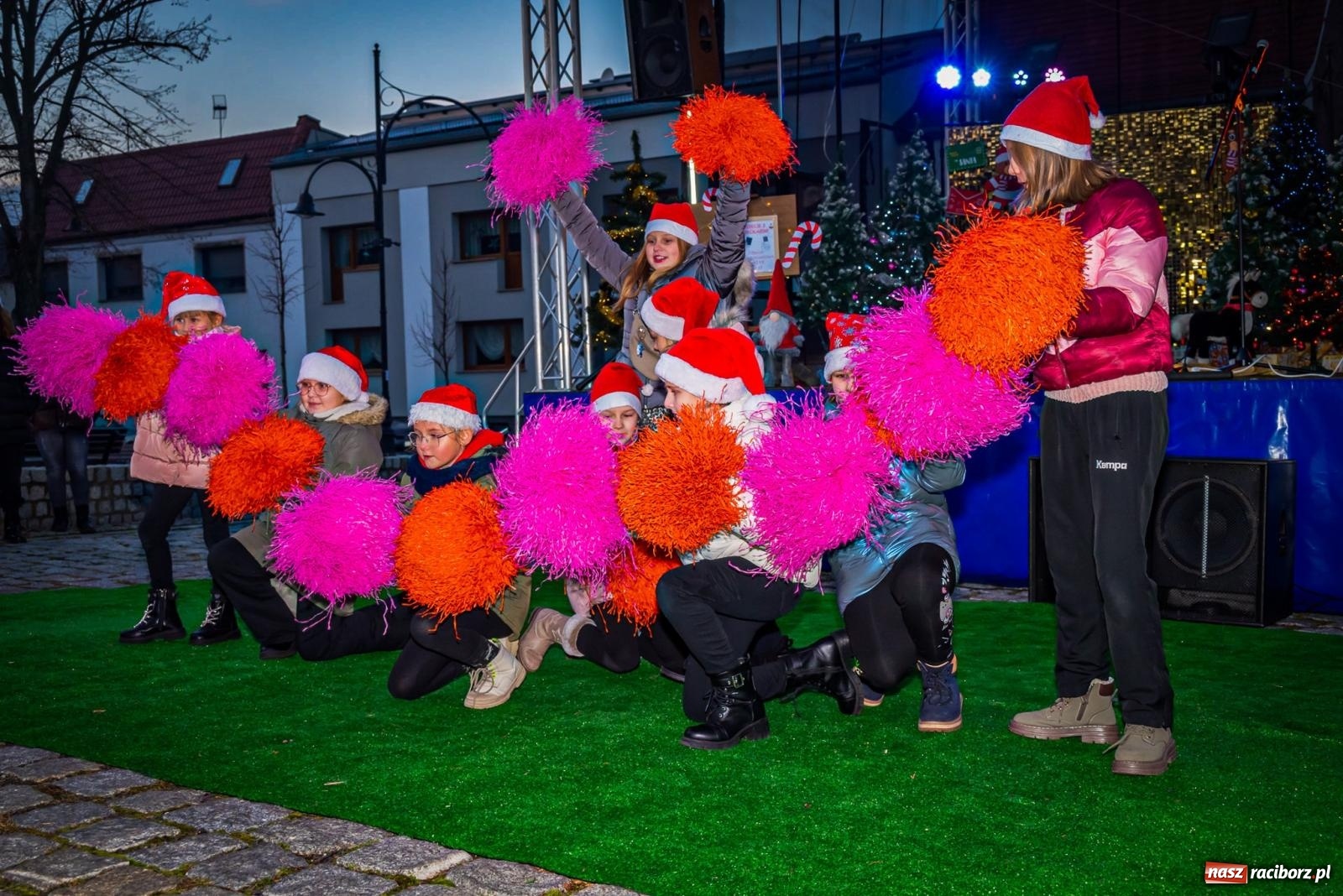Zdjęcie w galerii na portalu naszraciborz.pl: W Krzanowicach uroczyście rozświetlono choinkę [FOTO i WIDEO] wiadomości z regionu