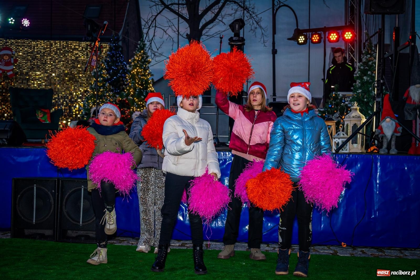Zdjęcie w galerii na portalu naszraciborz.pl: W Krzanowicach uroczyście rozświetlono choinkę [FOTO i WIDEO] wiadomości z regionu