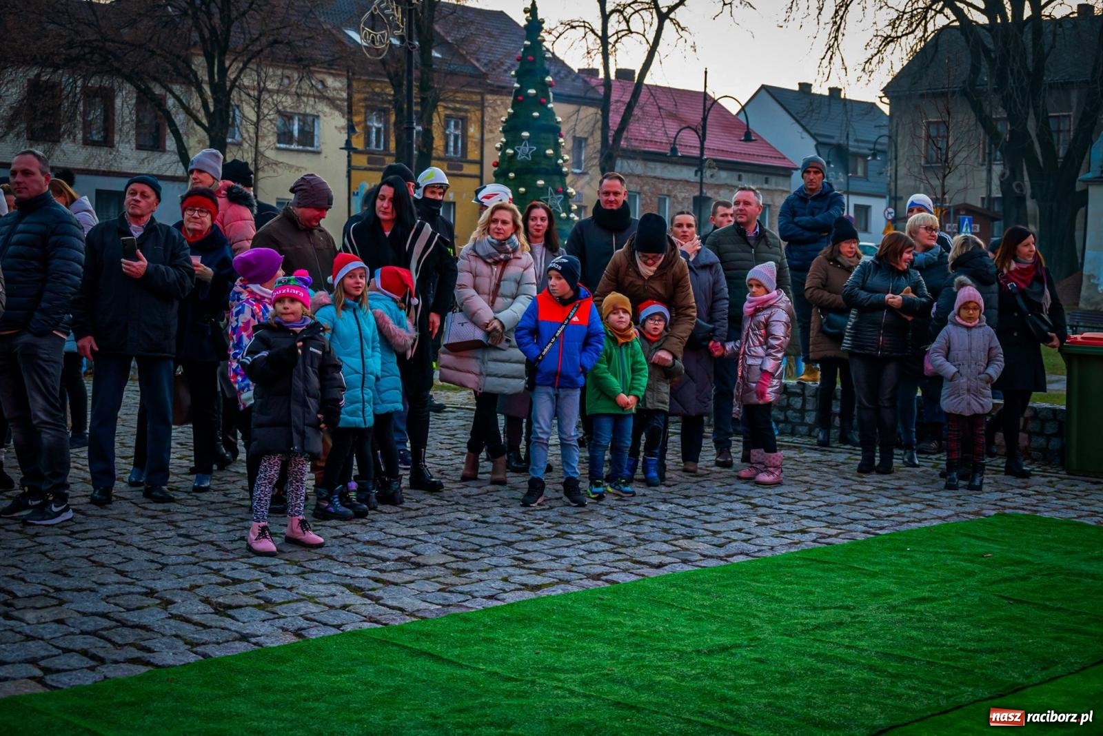 Zdjęcie w galerii na portalu naszraciborz.pl: W Krzanowicach uroczyście rozświetlono choinkę [FOTO i WIDEO] wiadomości z regionu