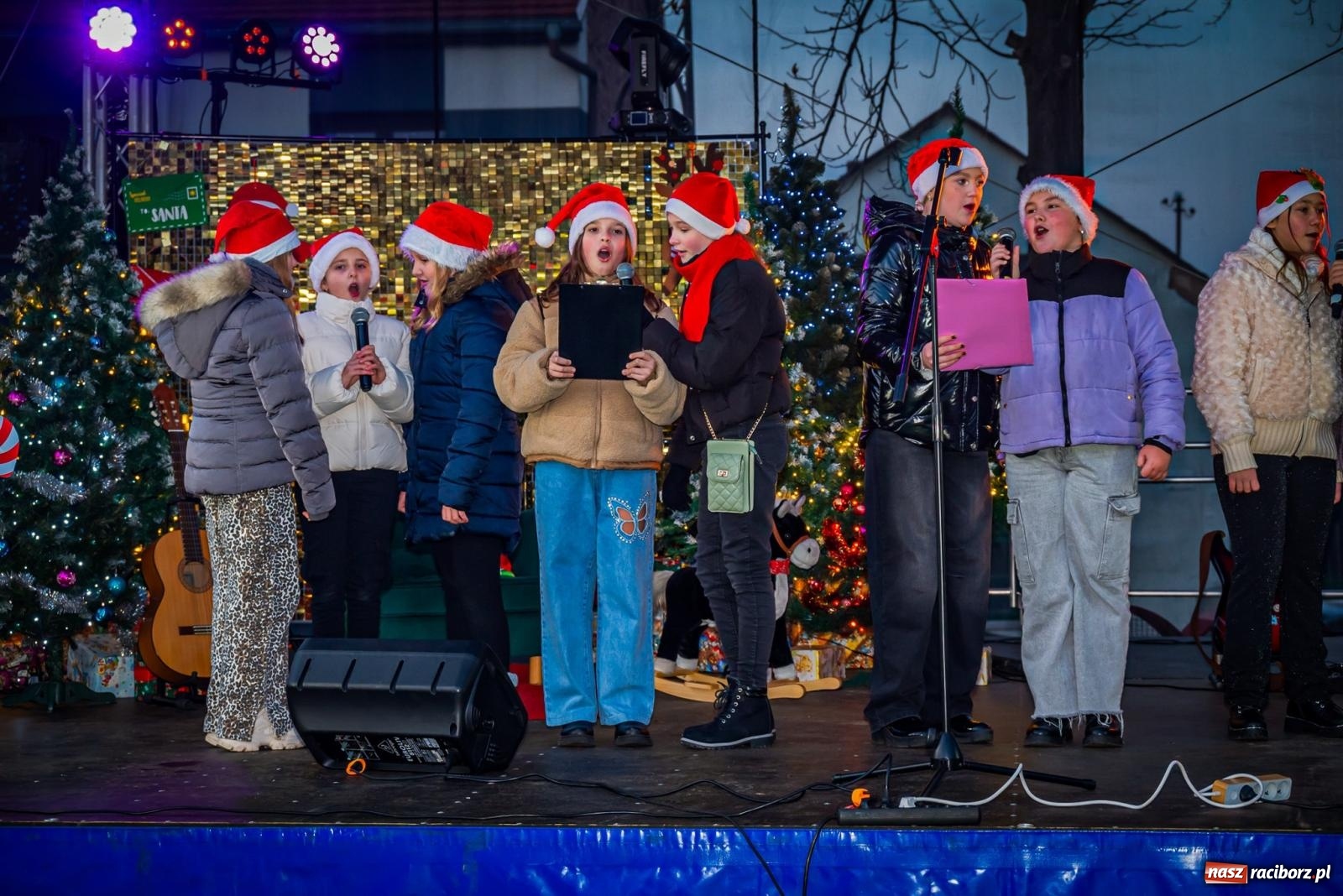 Zdjęcie w galerii na portalu naszraciborz.pl: W Krzanowicach uroczyście rozświetlono choinkę [FOTO i WIDEO] wiadomości z regionu