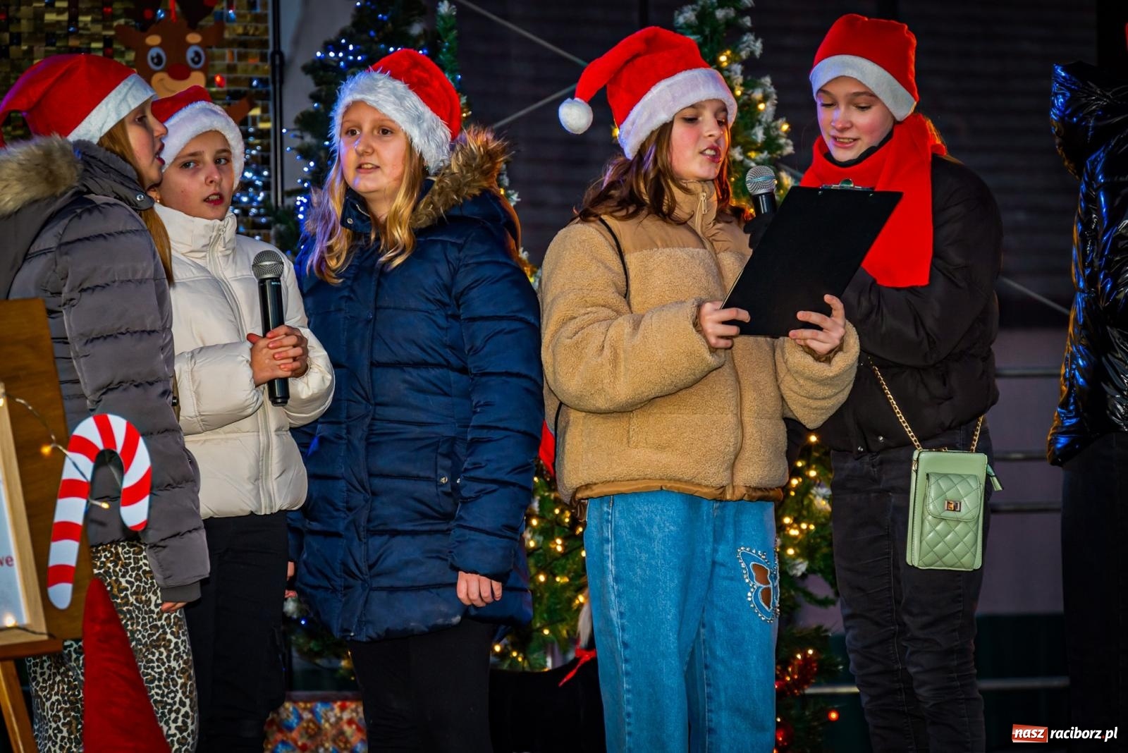 Zdjęcie w galerii na portalu naszraciborz.pl: W Krzanowicach uroczyście rozświetlono choinkę [FOTO i WIDEO] wiadomości z regionu