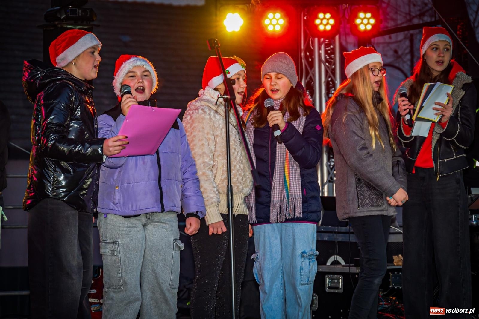 Zdjęcie w galerii na portalu naszraciborz.pl: W Krzanowicach uroczyście rozświetlono choinkę [FOTO i WIDEO] wiadomości z regionu