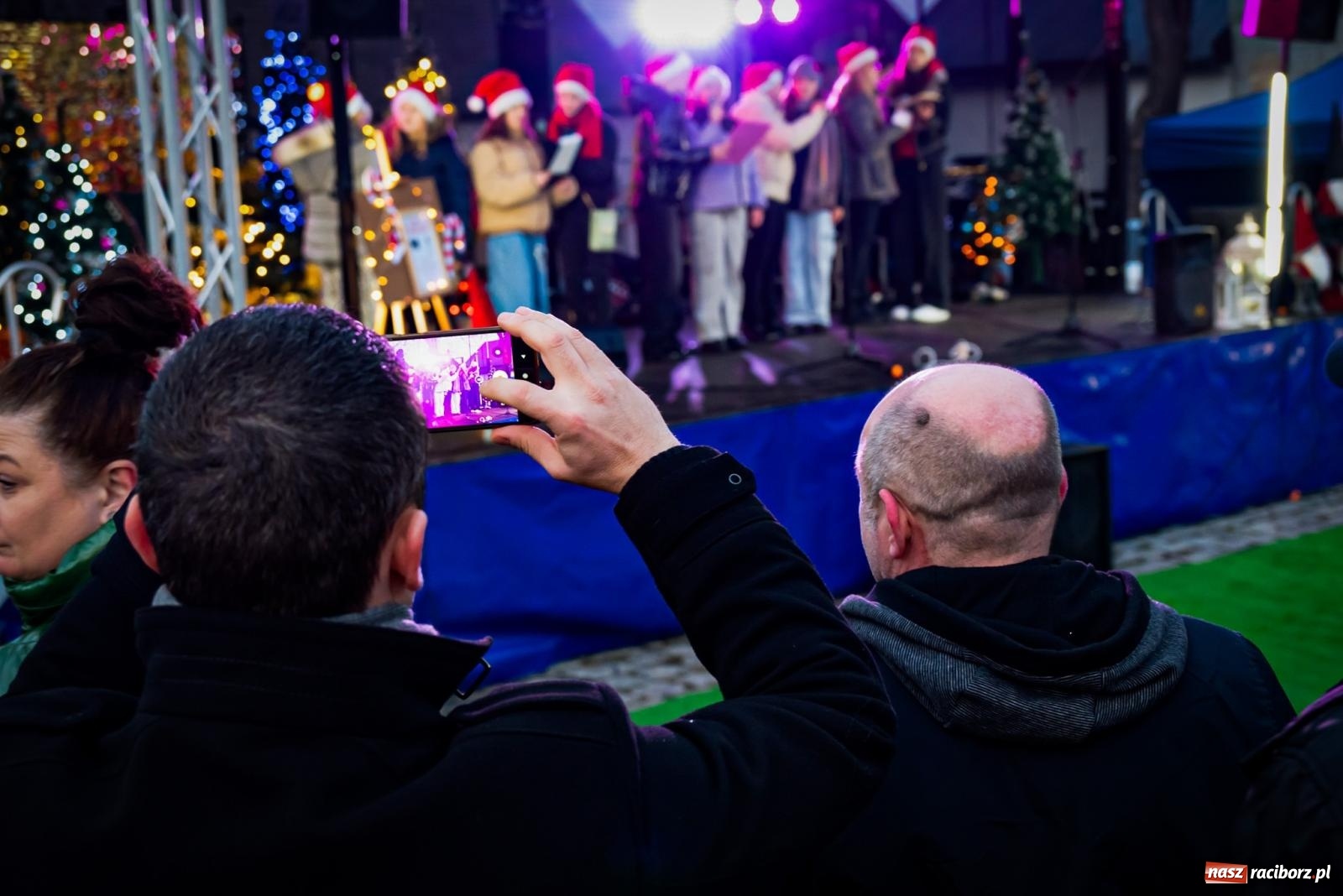 Zdjęcie w galerii na portalu naszraciborz.pl: W Krzanowicach uroczyście rozświetlono choinkę [FOTO i WIDEO] wiadomości z regionu