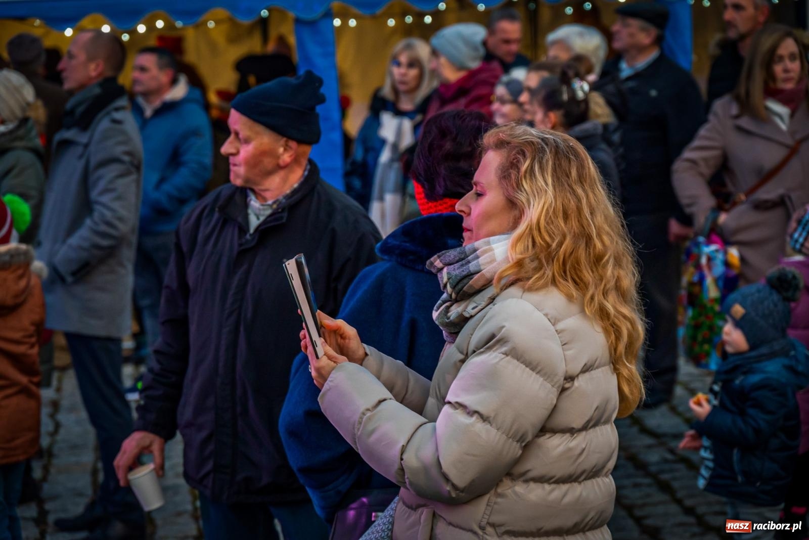 Zdjęcie w galerii na portalu naszraciborz.pl: W Krzanowicach uroczyście rozświetlono choinkę [FOTO i WIDEO] wiadomości z regionu