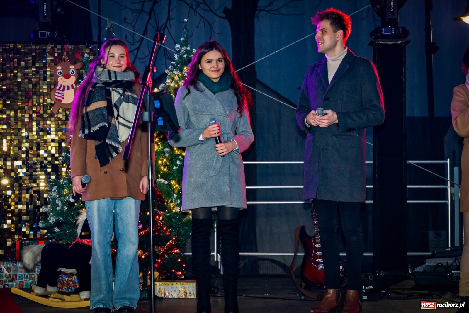 Zdjęcie w galerii na portalu naszraciborz.pl: W Krzanowicach uroczyście rozświetlono choinkę [FOTO i WIDEO] wiadomości z regionu