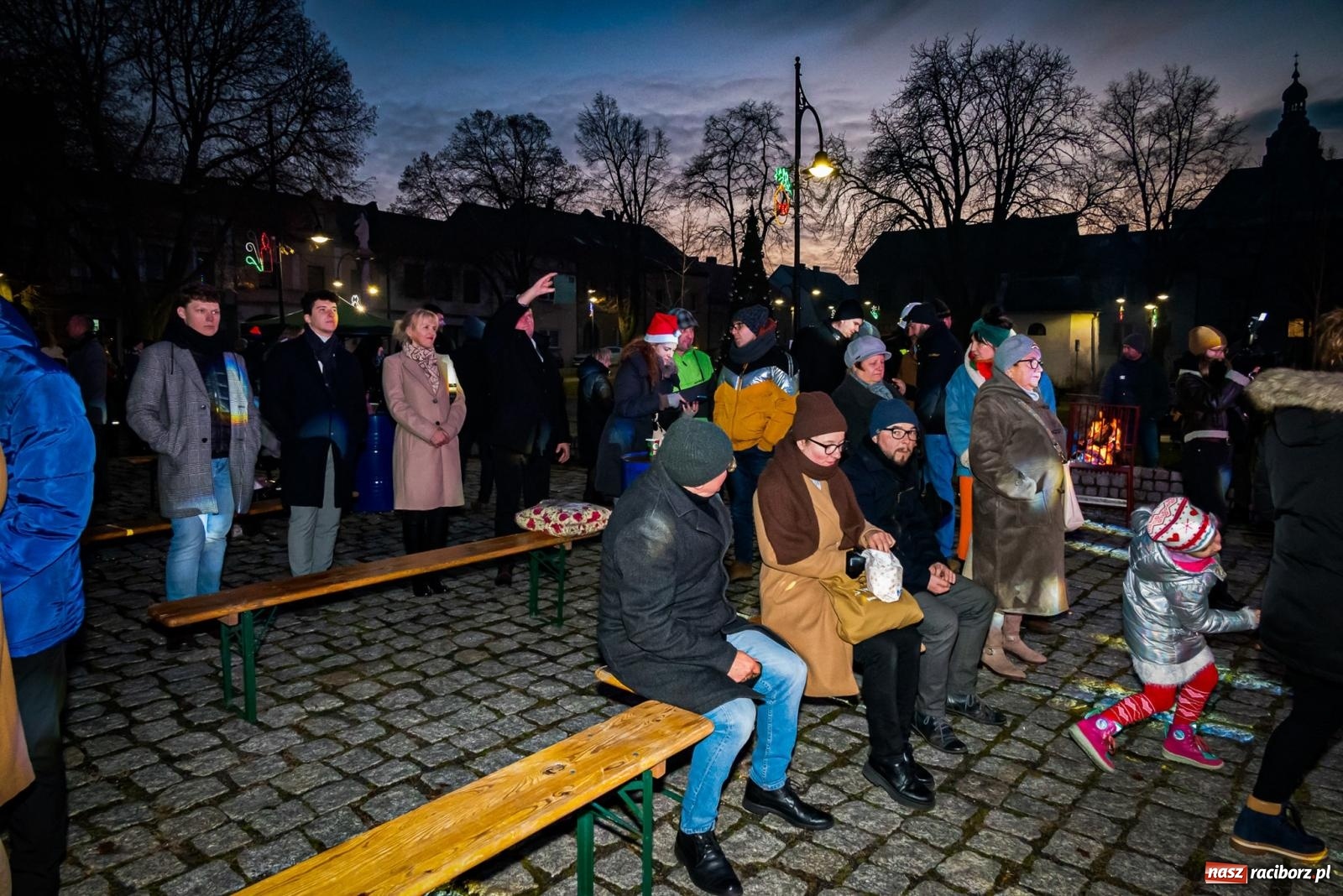 Zdjęcie w galerii na portalu naszraciborz.pl: W Krzanowicach uroczyście rozświetlono choinkę [FOTO i WIDEO] wiadomości z regionu