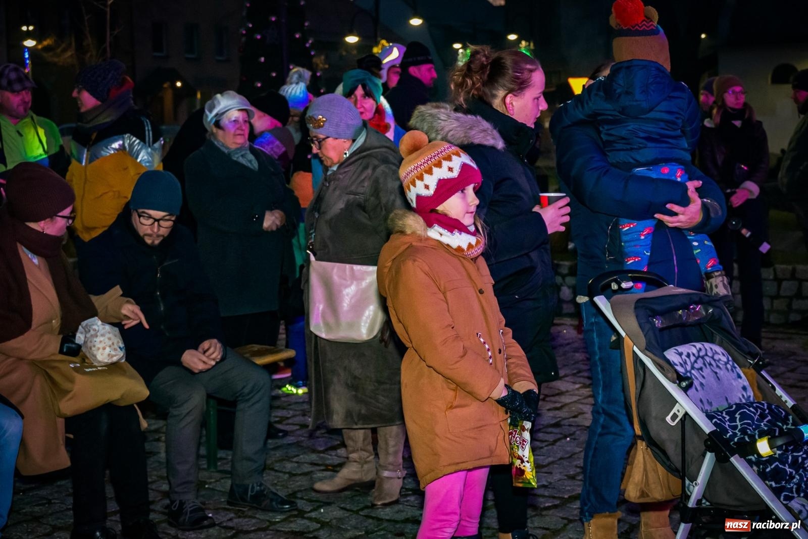 Zdjęcie w galerii na portalu naszraciborz.pl: W Krzanowicach uroczyście rozświetlono choinkę [FOTO i WIDEO] wiadomości z regionu