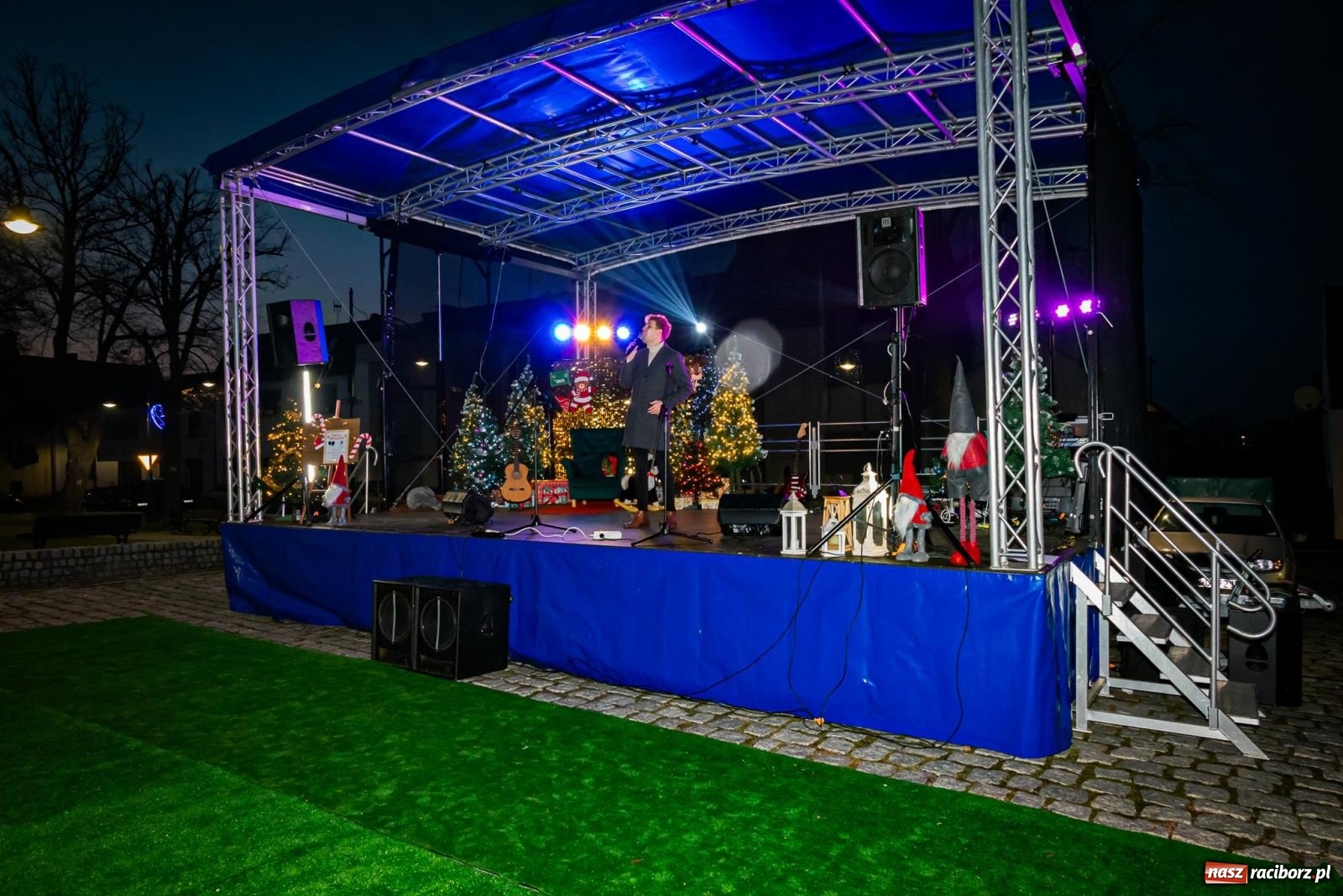 Zdjęcie w galerii na portalu naszraciborz.pl: W Krzanowicach uroczyście rozświetlono choinkę [FOTO i WIDEO] wiadomości z regionu