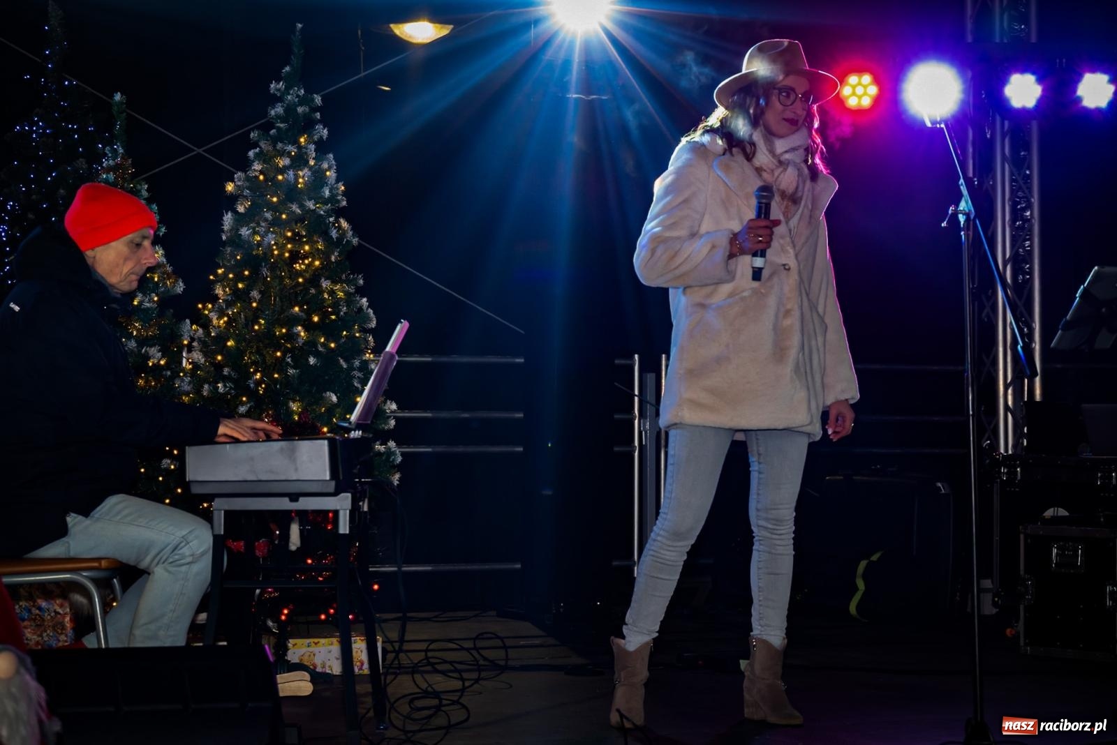 Zdjęcie w galerii na portalu naszraciborz.pl: W Krzanowicach uroczyście rozświetlono choinkę [FOTO i WIDEO] wiadomości z regionu