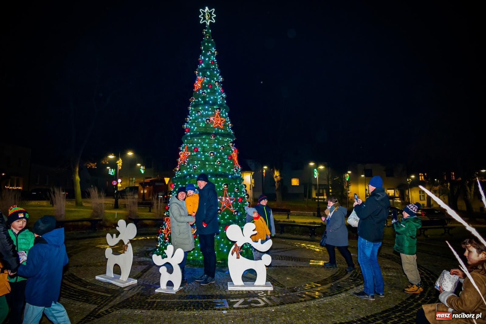Zdjęcie w galerii na portalu naszraciborz.pl: W Krzanowicach uroczyście rozświetlono choinkę [FOTO i WIDEO] wiadomości z regionu