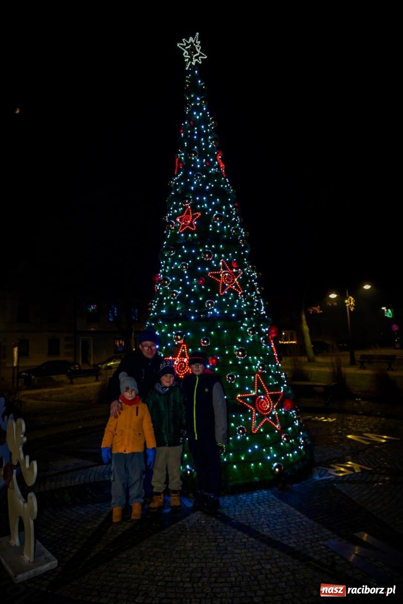 Zdjęcie w galerii na portalu naszraciborz.pl: W Krzanowicach uroczyście rozświetlono choinkę [FOTO i WIDEO] wiadomości z regionu