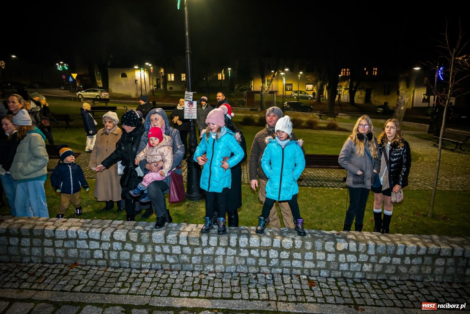 Zdjęcie w galerii na portalu naszraciborz.pl: W Krzanowicach uroczyście rozświetlono choinkę [FOTO i WIDEO] wiadomości z regionu