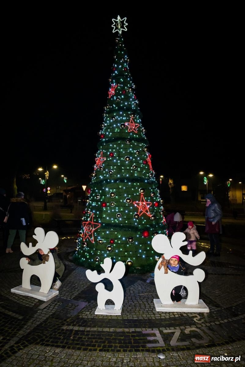 Zdjęcie w galerii na portalu naszraciborz.pl: W Krzanowicach uroczyście rozświetlono choinkę [FOTO i WIDEO] wiadomości z regionu