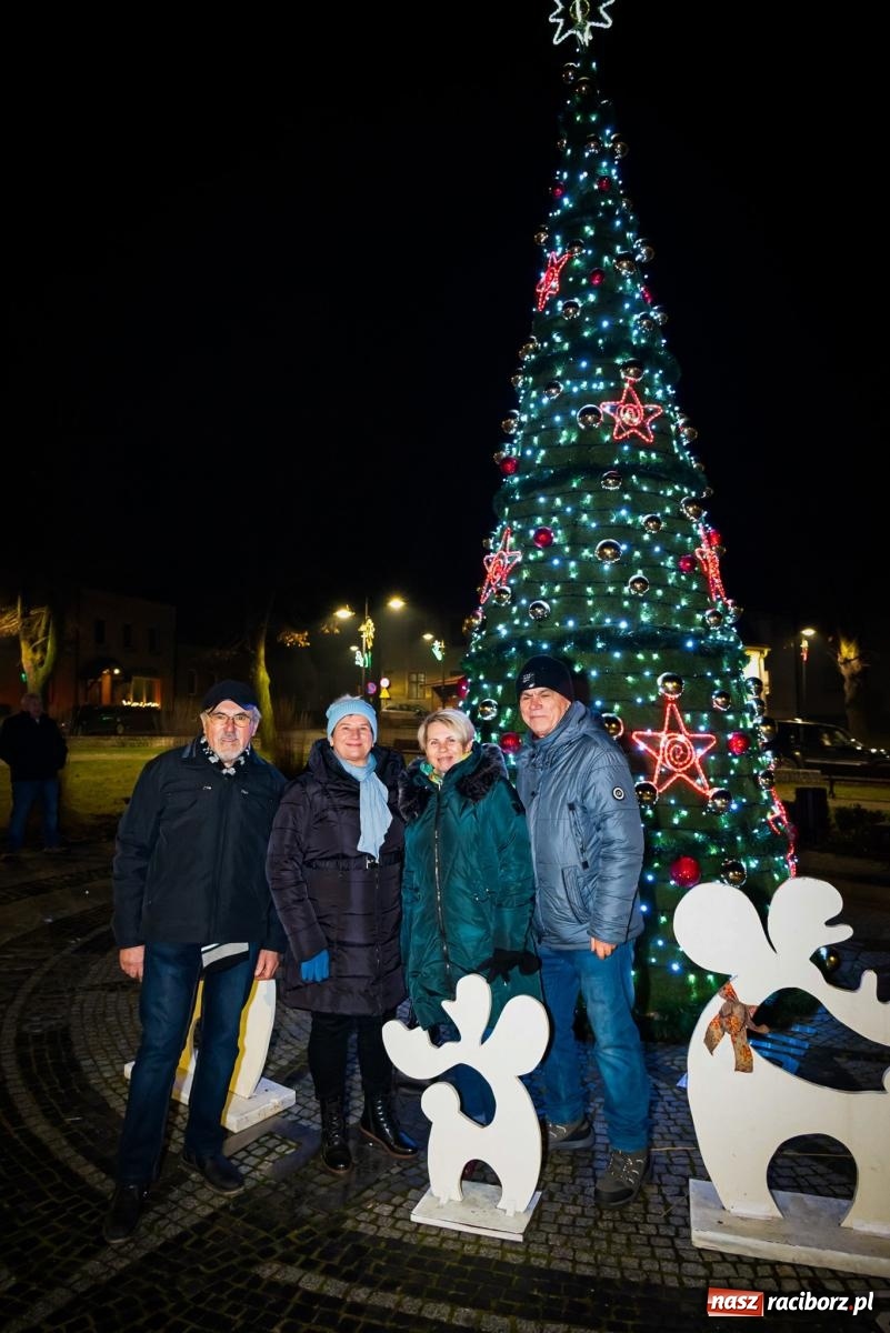 Zdjęcie w galerii na portalu naszraciborz.pl: W Krzanowicach uroczyście rozświetlono choinkę [FOTO i WIDEO] wiadomości z regionu