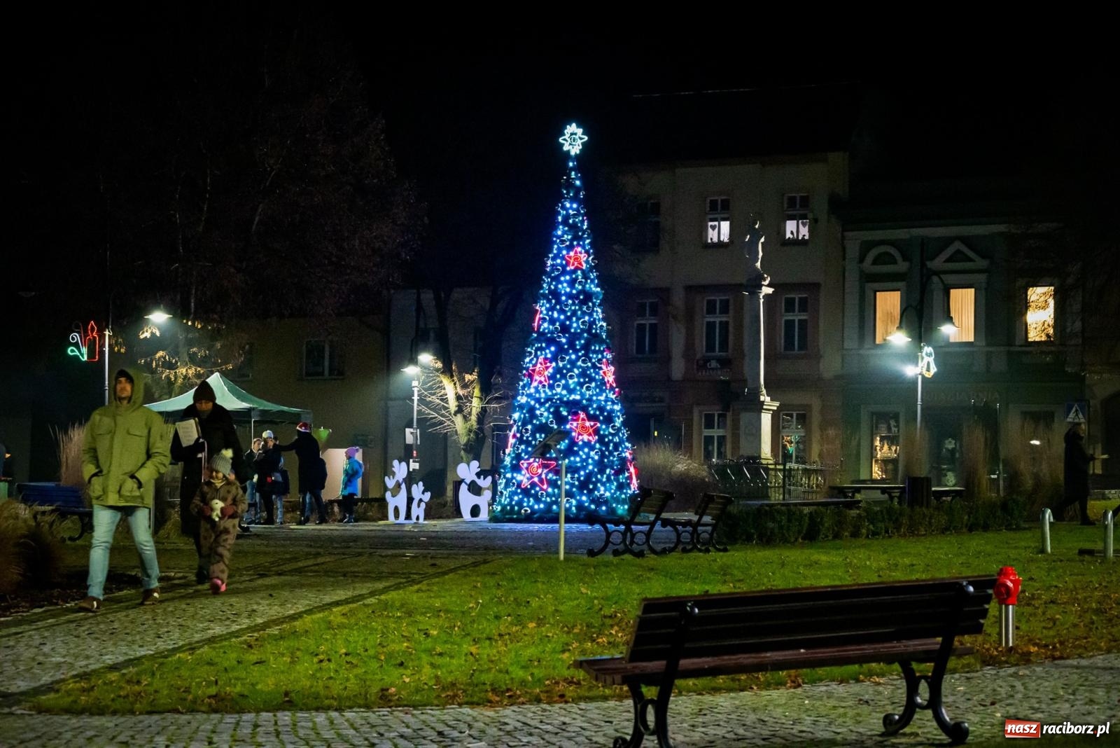 Zdjęcie w galerii na portalu naszraciborz.pl: W Krzanowicach uroczyście rozświetlono choinkę [FOTO i WIDEO] wiadomości z regionu