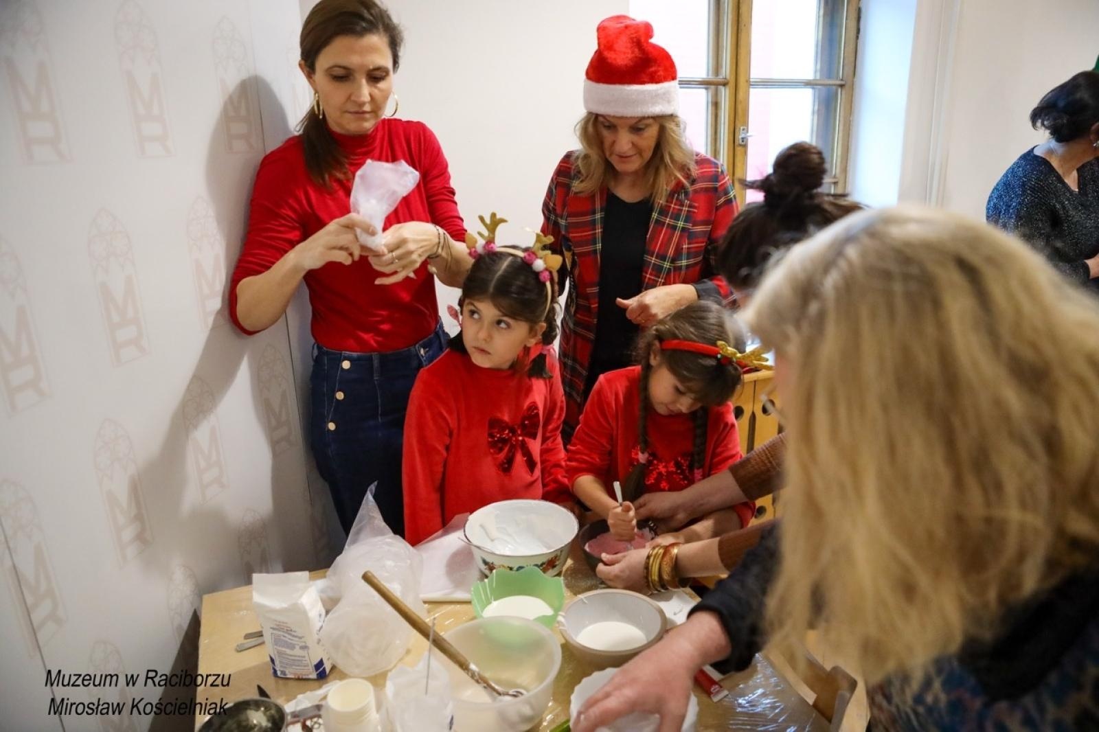 Zdjęcie w galerii na portalu naszraciborz.pl: W raciborskim muzeum zapachniało świętami. Piernikarskie warsztaty w atmosferze tradycji i integracji wiadomości z regionu