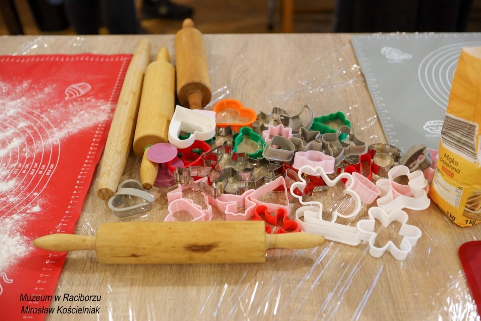 Zdjęcie w galerii na portalu naszraciborz.pl: W raciborskim muzeum zapachniało świętami. Piernikarskie warsztaty w atmosferze tradycji i integracji wiadomości z regionu