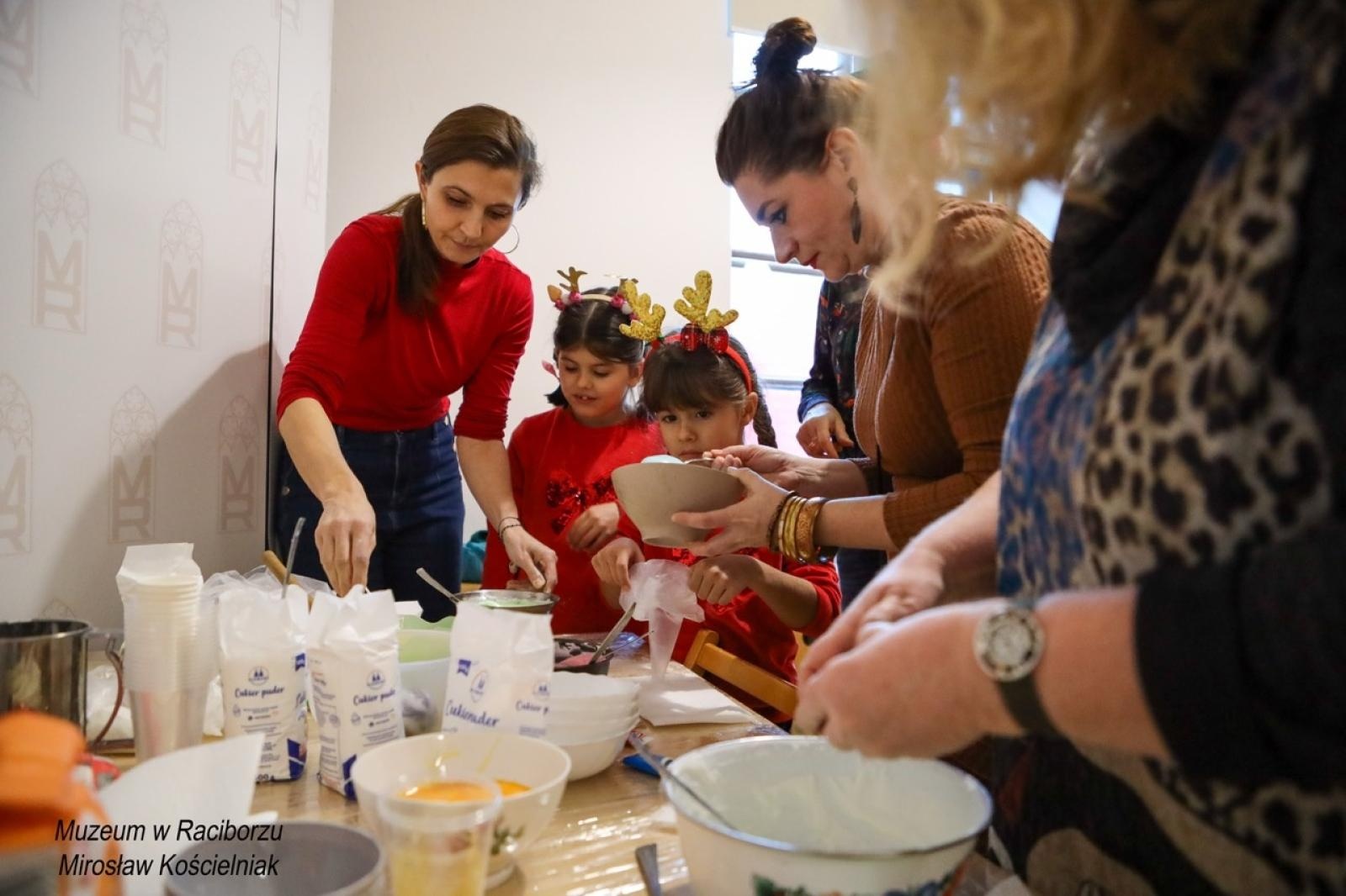 Zdjęcie w galerii na portalu naszraciborz.pl: W raciborskim muzeum zapachniało świętami. Piernikarskie warsztaty w atmosferze tradycji i integracji wiadomości z regionu