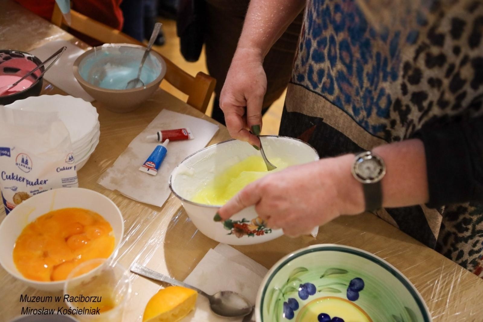 Zdjęcie w galerii na portalu naszraciborz.pl: W raciborskim muzeum zapachniało świętami. Piernikarskie warsztaty w atmosferze tradycji i integracji wiadomości z regionu