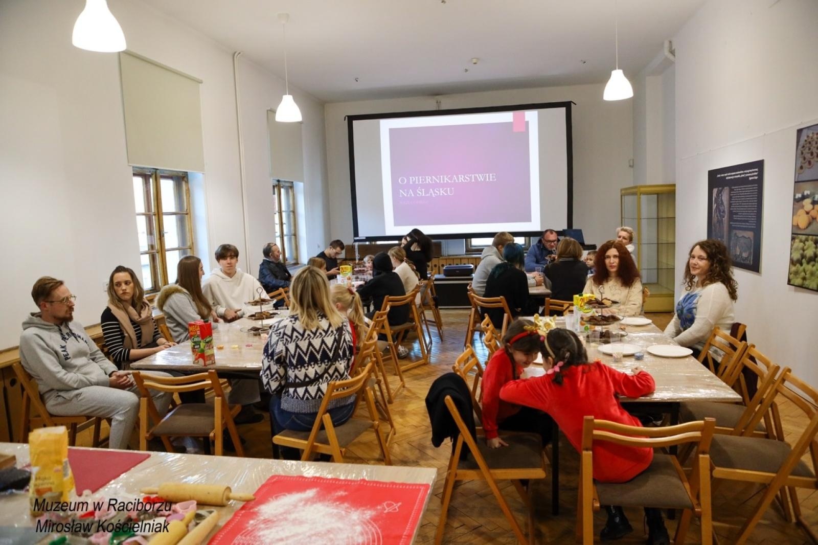 Zdjęcie w galerii na portalu naszraciborz.pl: W raciborskim muzeum zapachniało świętami. Piernikarskie warsztaty w atmosferze tradycji i integracji wiadomości z regionu