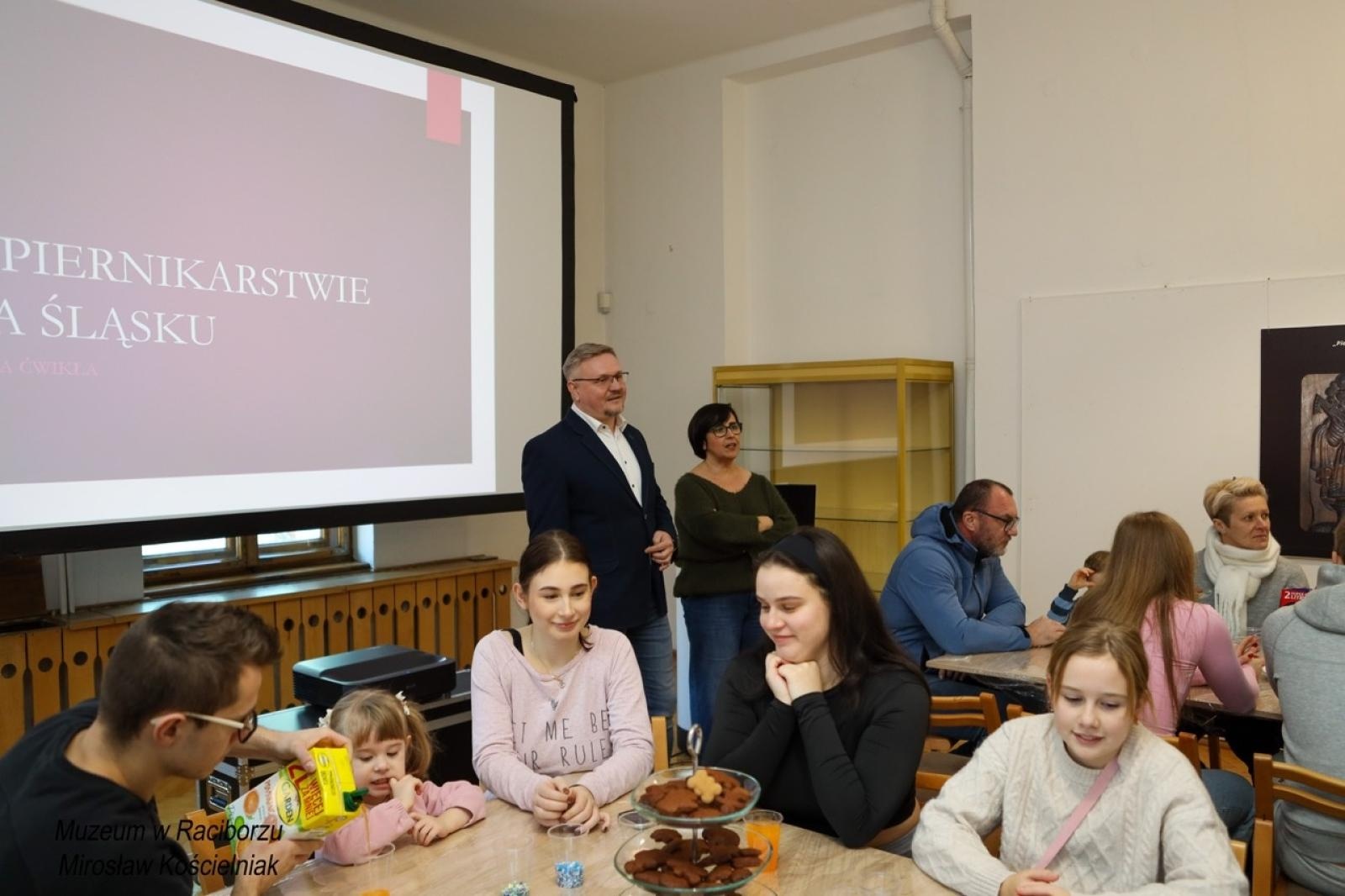 Zdjęcie w galerii na portalu naszraciborz.pl: W raciborskim muzeum zapachniało świętami. Piernikarskie warsztaty w atmosferze tradycji i integracji wiadomości z regionu