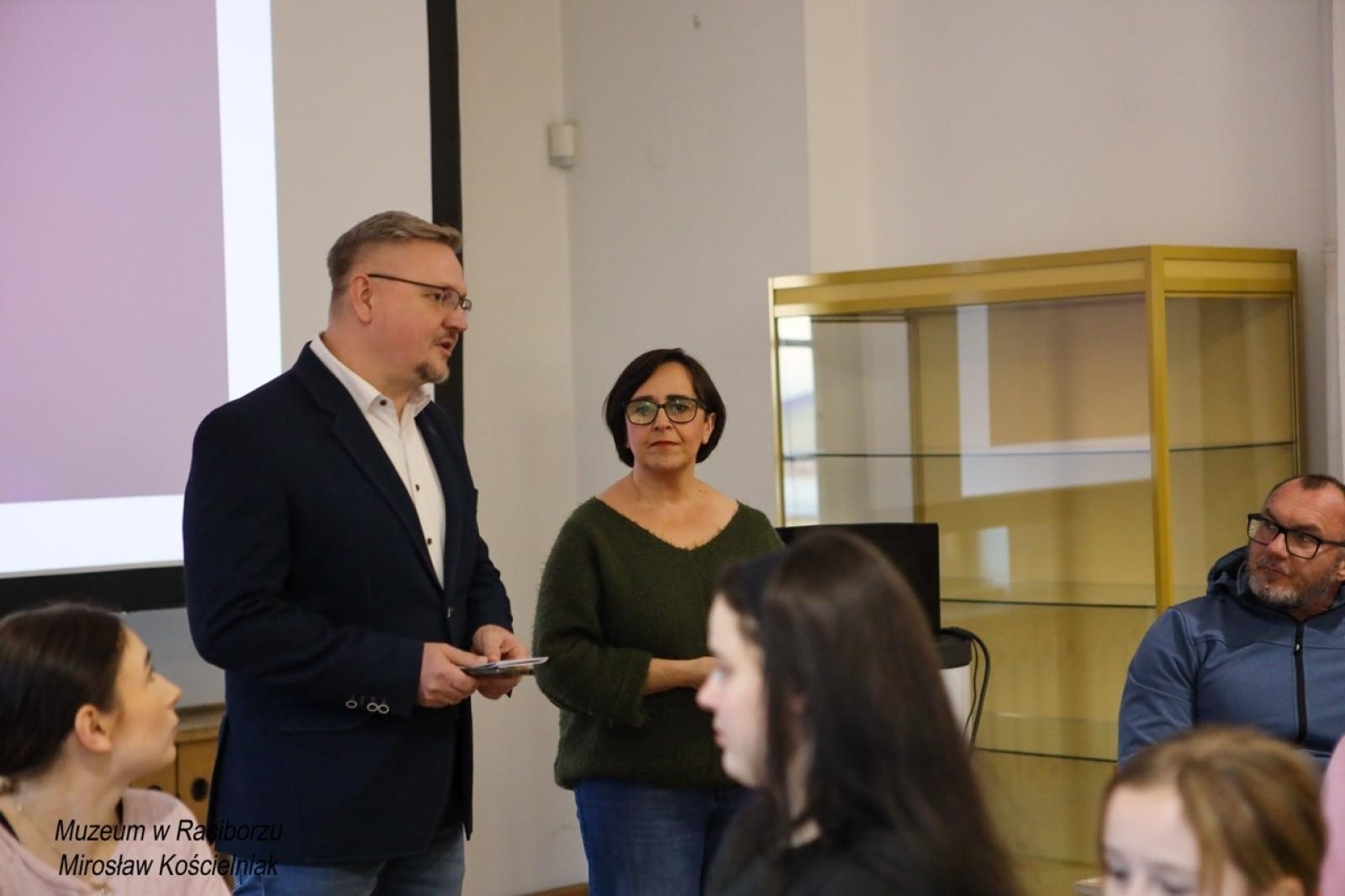 Zdjęcie w galerii na portalu naszraciborz.pl: W raciborskim muzeum zapachniało świętami. Piernikarskie warsztaty w atmosferze tradycji i integracji wiadomości z regionu