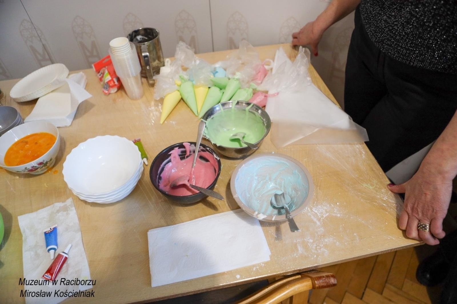 Zdjęcie w galerii na portalu naszraciborz.pl: W raciborskim muzeum zapachniało świętami. Piernikarskie warsztaty w atmosferze tradycji i integracji wiadomości z regionu