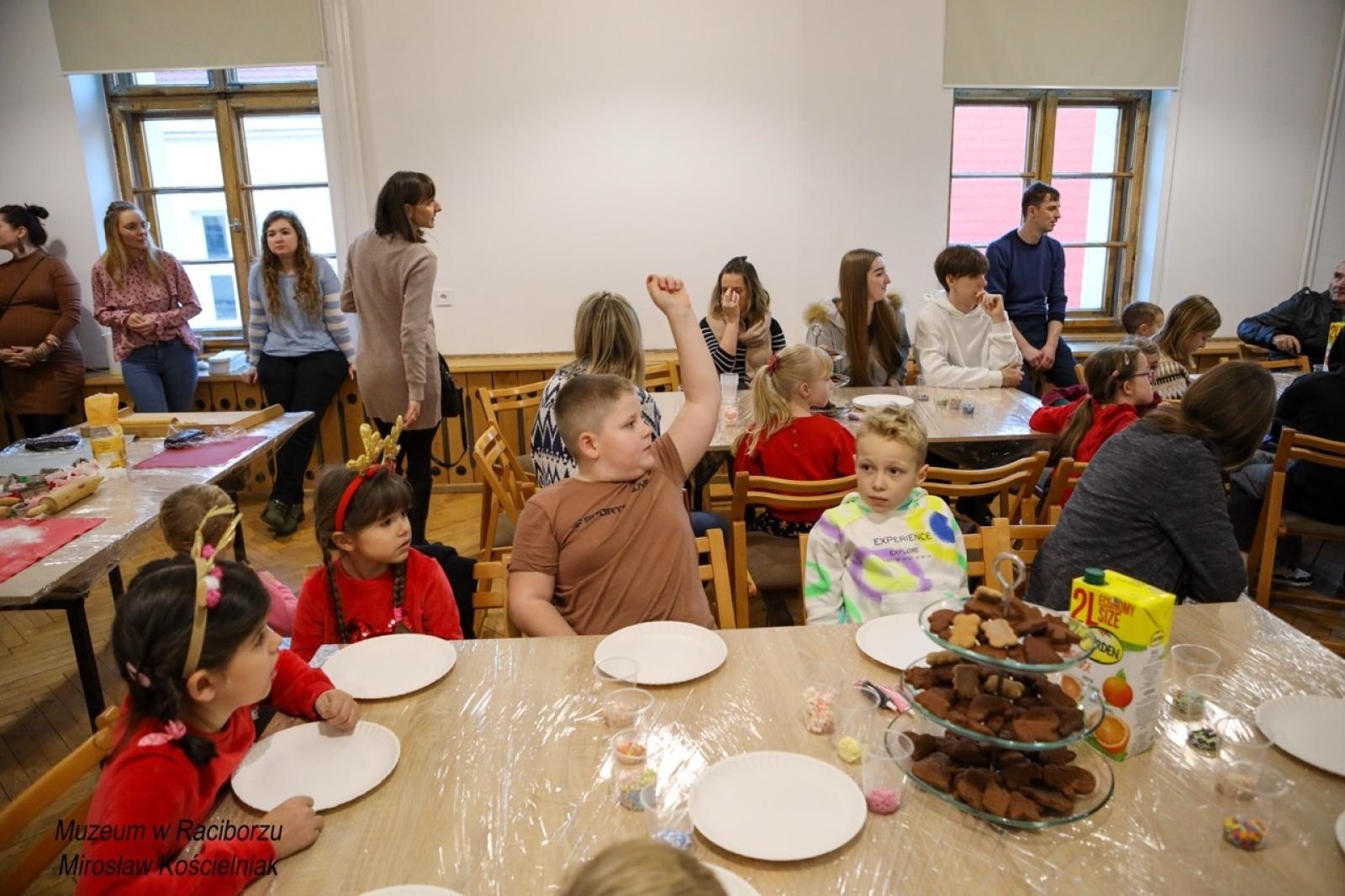 Zdjęcie w galerii na portalu naszraciborz.pl: W raciborskim muzeum zapachniało świętami. Piernikarskie warsztaty w atmosferze tradycji i integracji wiadomości z regionu