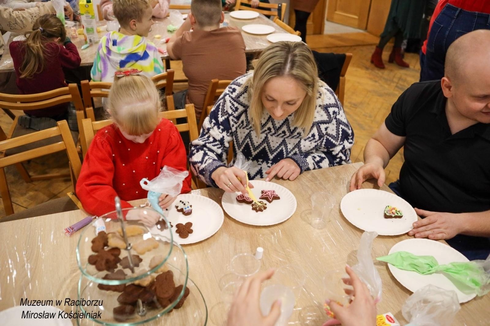 Zdjęcie w galerii na portalu naszraciborz.pl: W raciborskim muzeum zapachniało świętami. Piernikarskie warsztaty w atmosferze tradycji i integracji wiadomości z regionu
