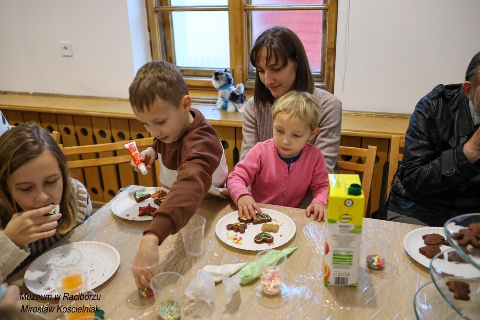 Zdjęcie w galerii na portalu naszraciborz.pl: W raciborskim muzeum zapachniało świętami. Piernikarskie warsztaty w atmosferze tradycji i integracji wiadomości z regionu