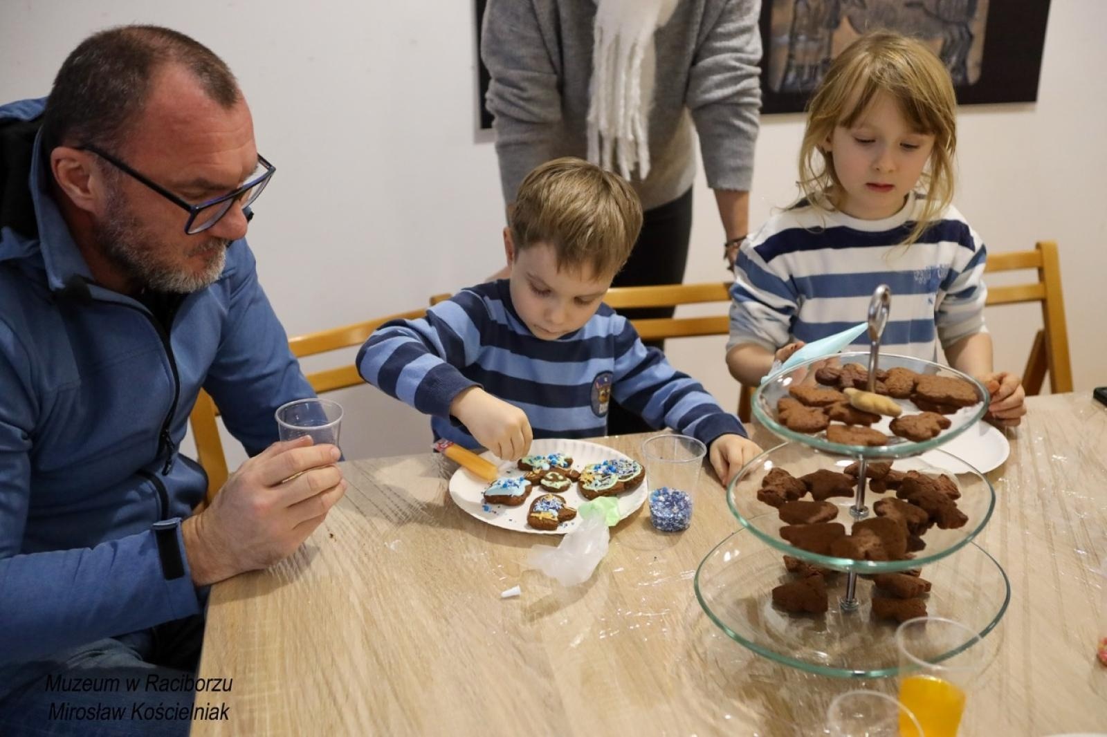 Zdjęcie w galerii na portalu naszraciborz.pl: W raciborskim muzeum zapachniało świętami. Piernikarskie warsztaty w atmosferze tradycji i integracji wiadomości z regionu
