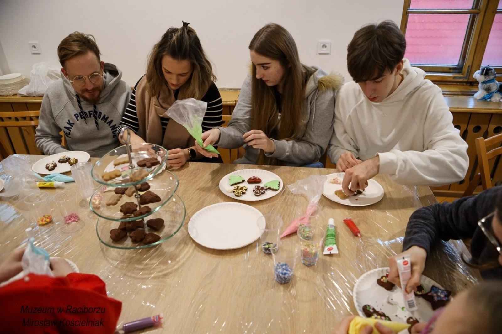 Zdjęcie w galerii na portalu naszraciborz.pl: W raciborskim muzeum zapachniało świętami. Piernikarskie warsztaty w atmosferze tradycji i integracji wiadomości z regionu