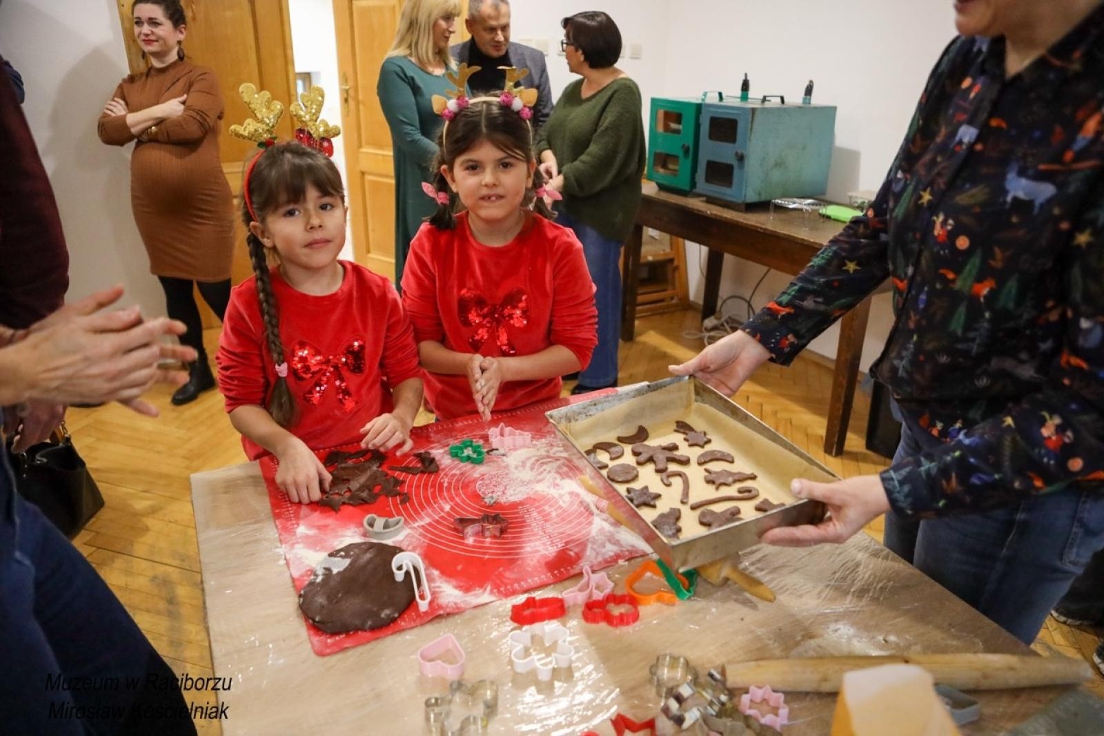 Zdjęcie w galerii na portalu naszraciborz.pl: W raciborskim muzeum zapachniało świętami. Piernikarskie warsztaty w atmosferze tradycji i integracji wiadomości z regionu