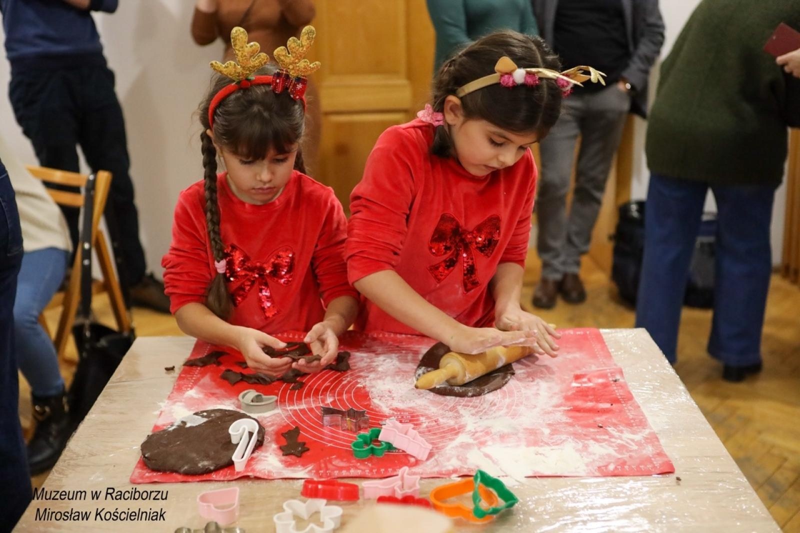 Zdjęcie w galerii na portalu naszraciborz.pl: W raciborskim muzeum zapachniało świętami. Piernikarskie warsztaty w atmosferze tradycji i integracji wiadomości z regionu