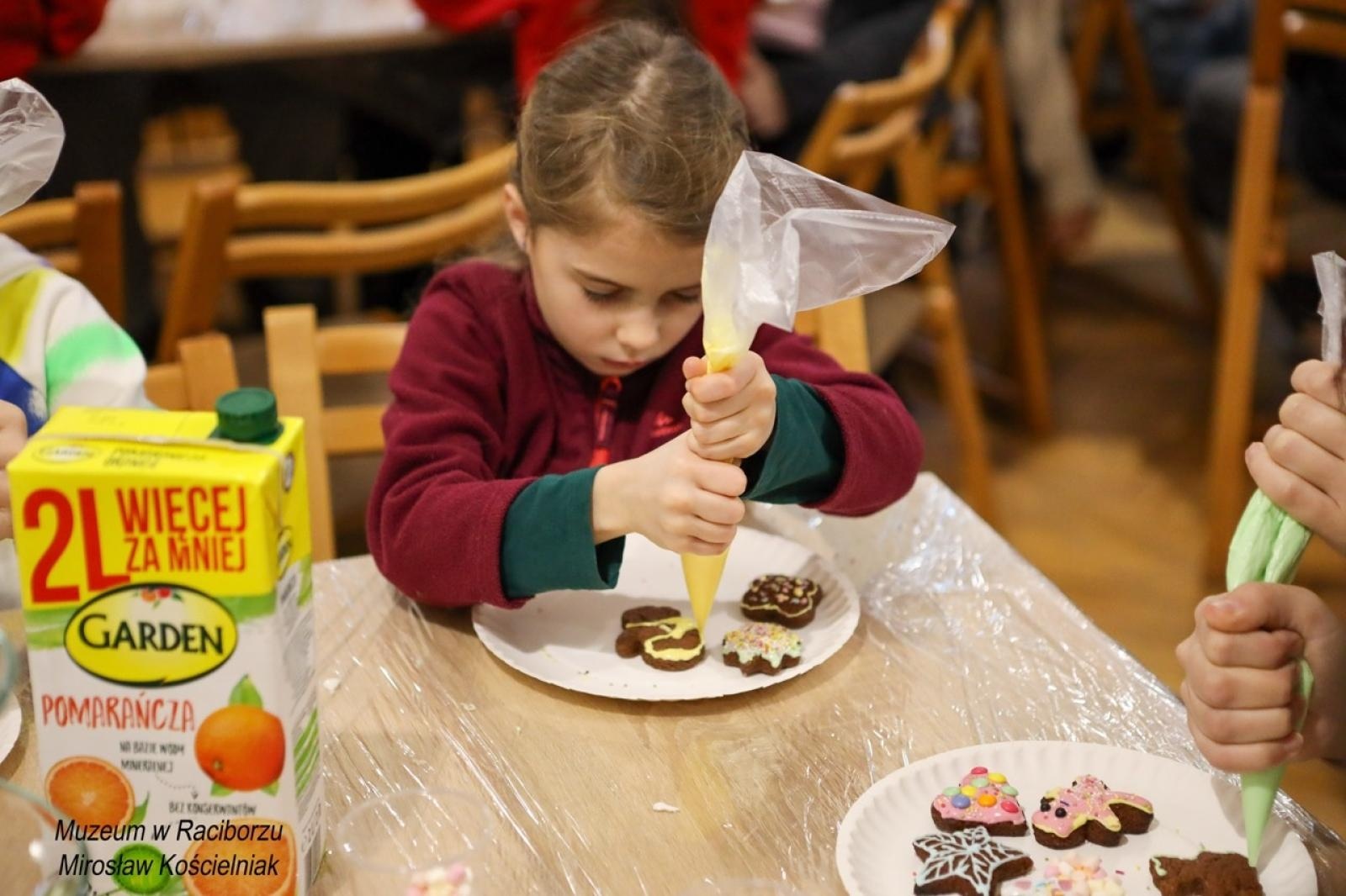 Zdjęcie w galerii na portalu naszraciborz.pl: W raciborskim muzeum zapachniało świętami. Piernikarskie warsztaty w atmosferze tradycji i integracji wiadomości z regionu