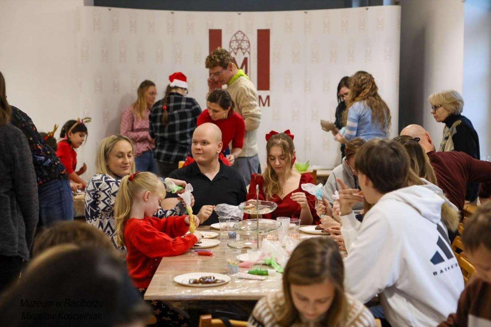 Zdjęcie w galerii na portalu naszraciborz.pl: W raciborskim muzeum zapachniało świętami. Piernikarskie warsztaty w atmosferze tradycji i integracji wiadomości z regionu